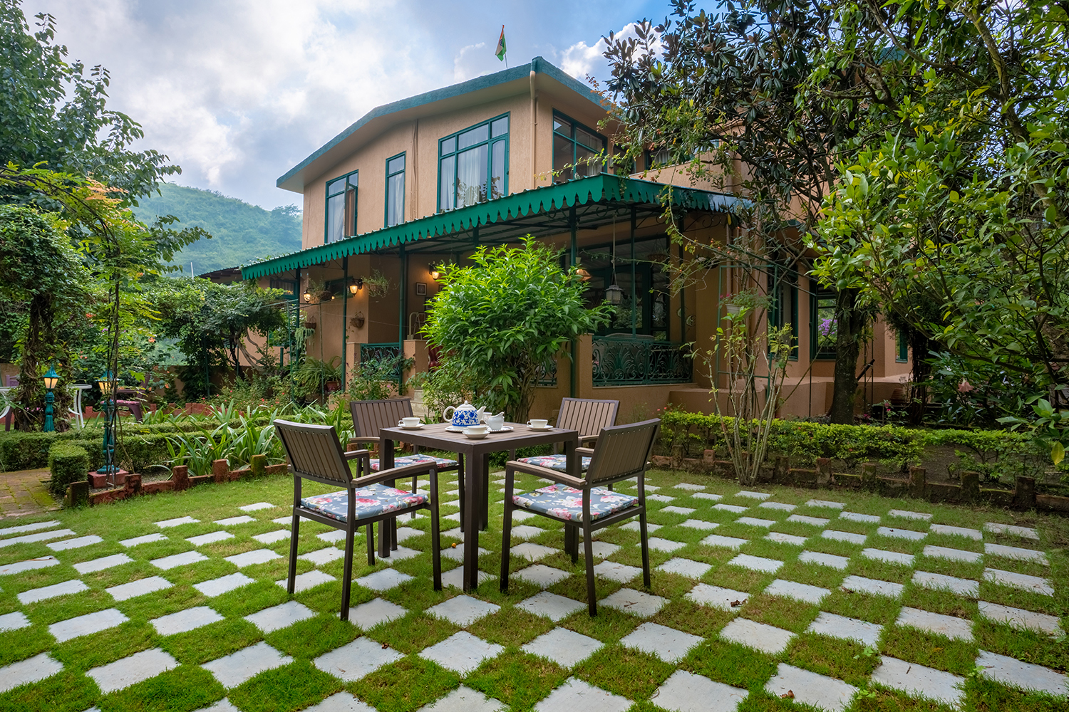 System.Collections.Generic.List`1[BluePillow.Application.SearchEngine.Dto.PhotoDto]?.ElementAt(3)?.Caption