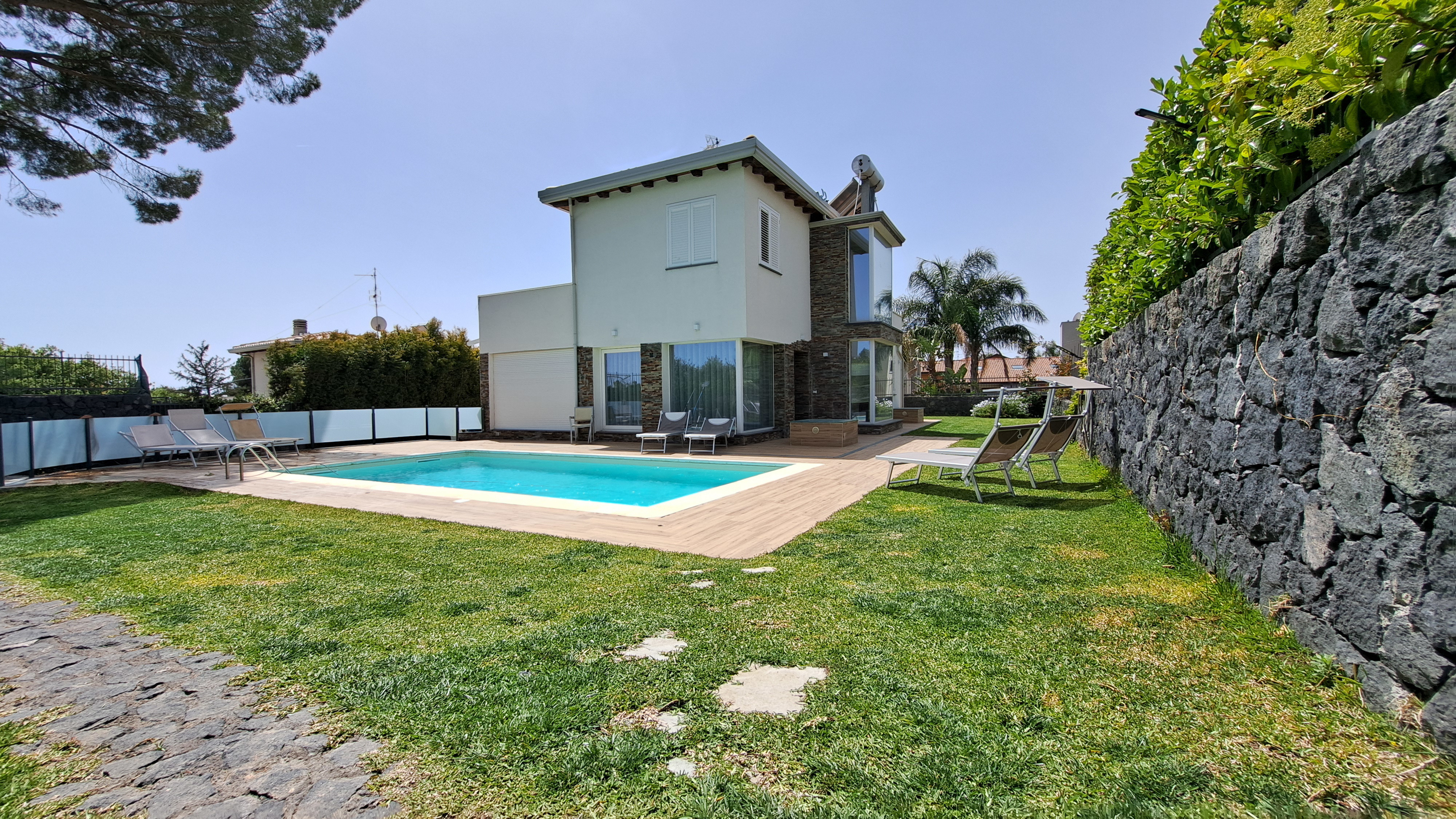 System.Collections.Generic.List`1[BluePillow.Application.SearchEngine.Dto.PhotoDto]?.ElementAt(0)?.Caption