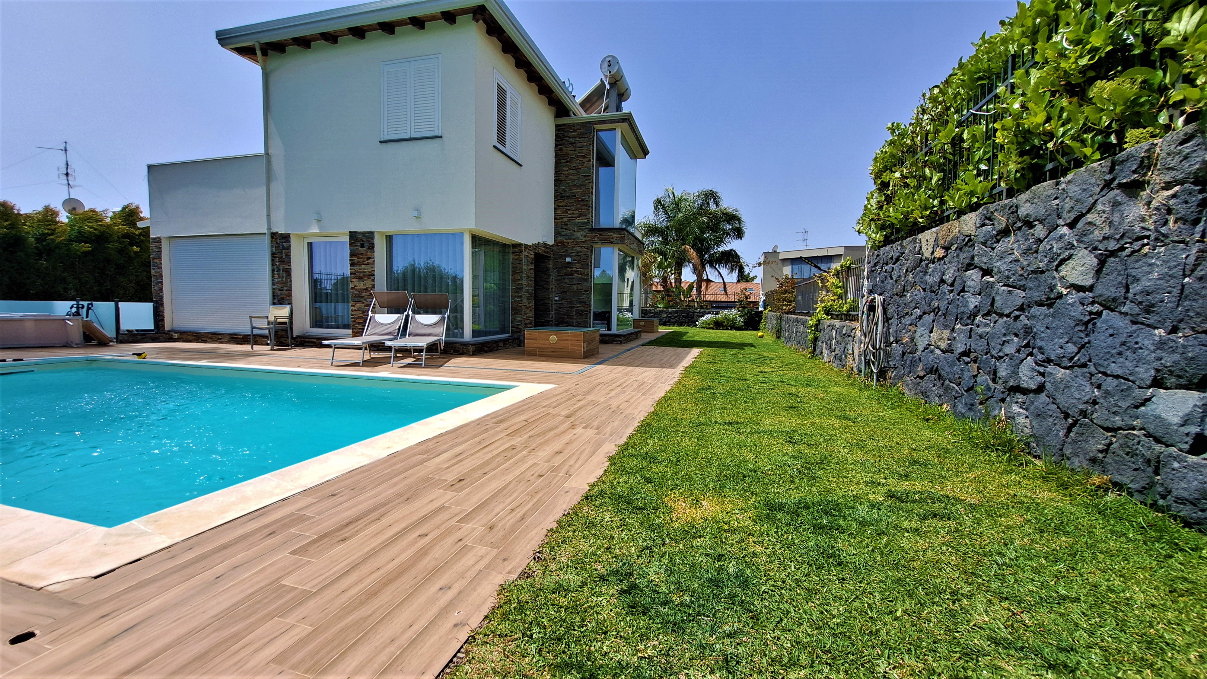 System.Collections.Generic.List`1[BluePillow.Application.SearchEngine.Dto.PhotoDto]?.ElementAt(1)?.Caption