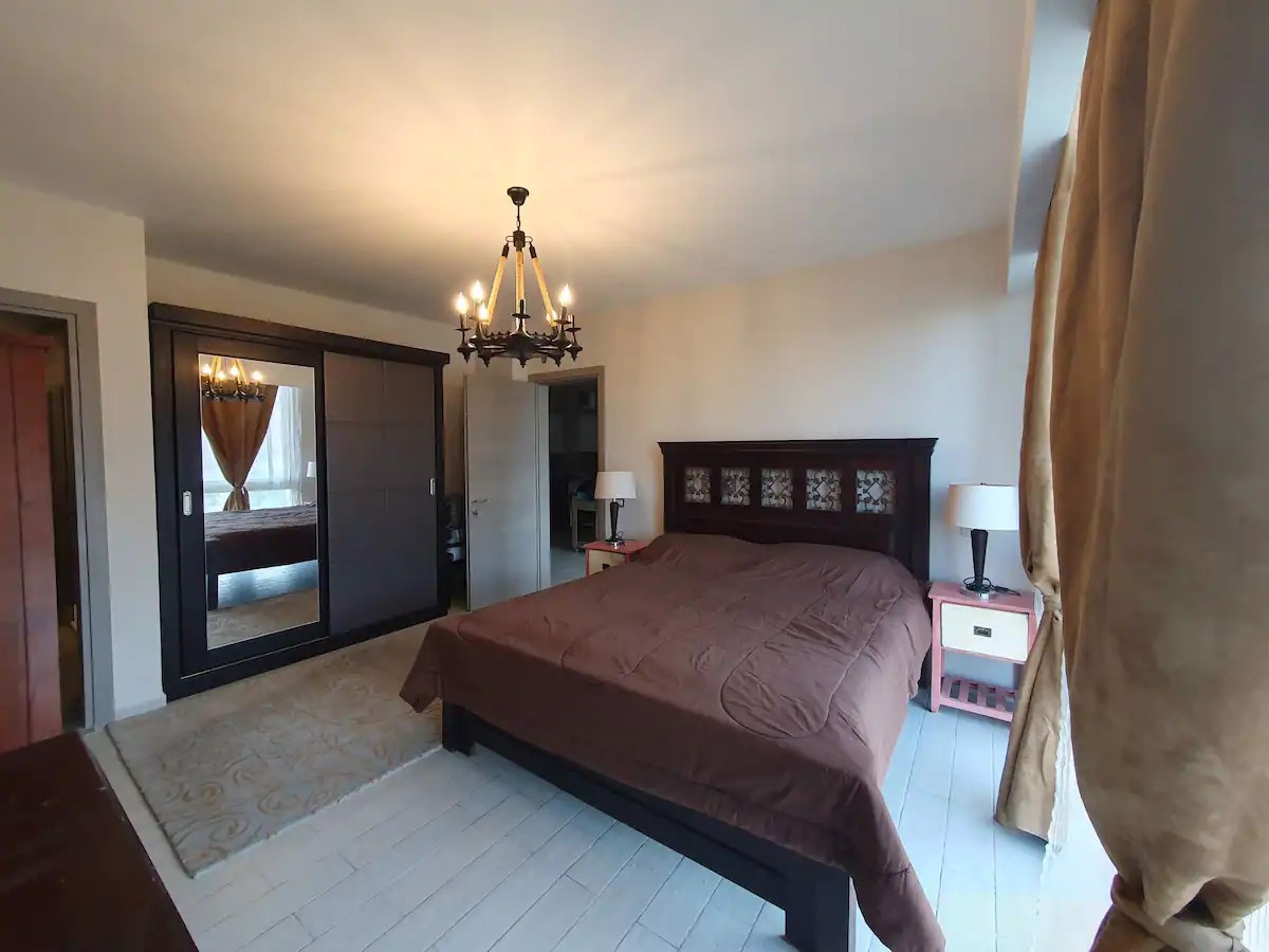 System.Collections.Generic.List`1[BluePillow.Application.SearchEngine.Dto.PhotoDto]?.ElementAt(3)?.Caption