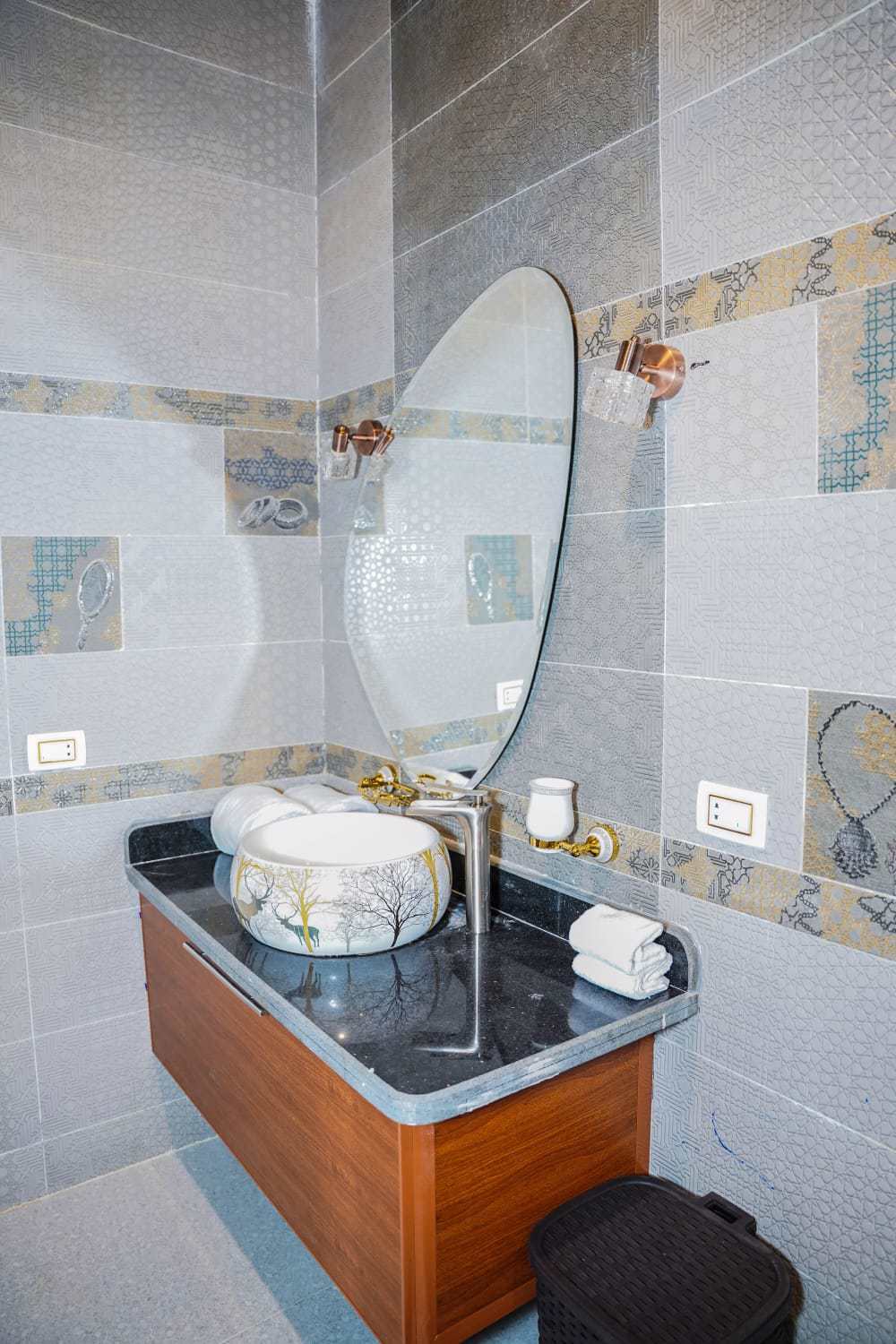 System.Collections.Generic.List`1[BluePillow.Application.SearchEngine.Dto.PhotoDto]?.ElementAt(2)?.Caption