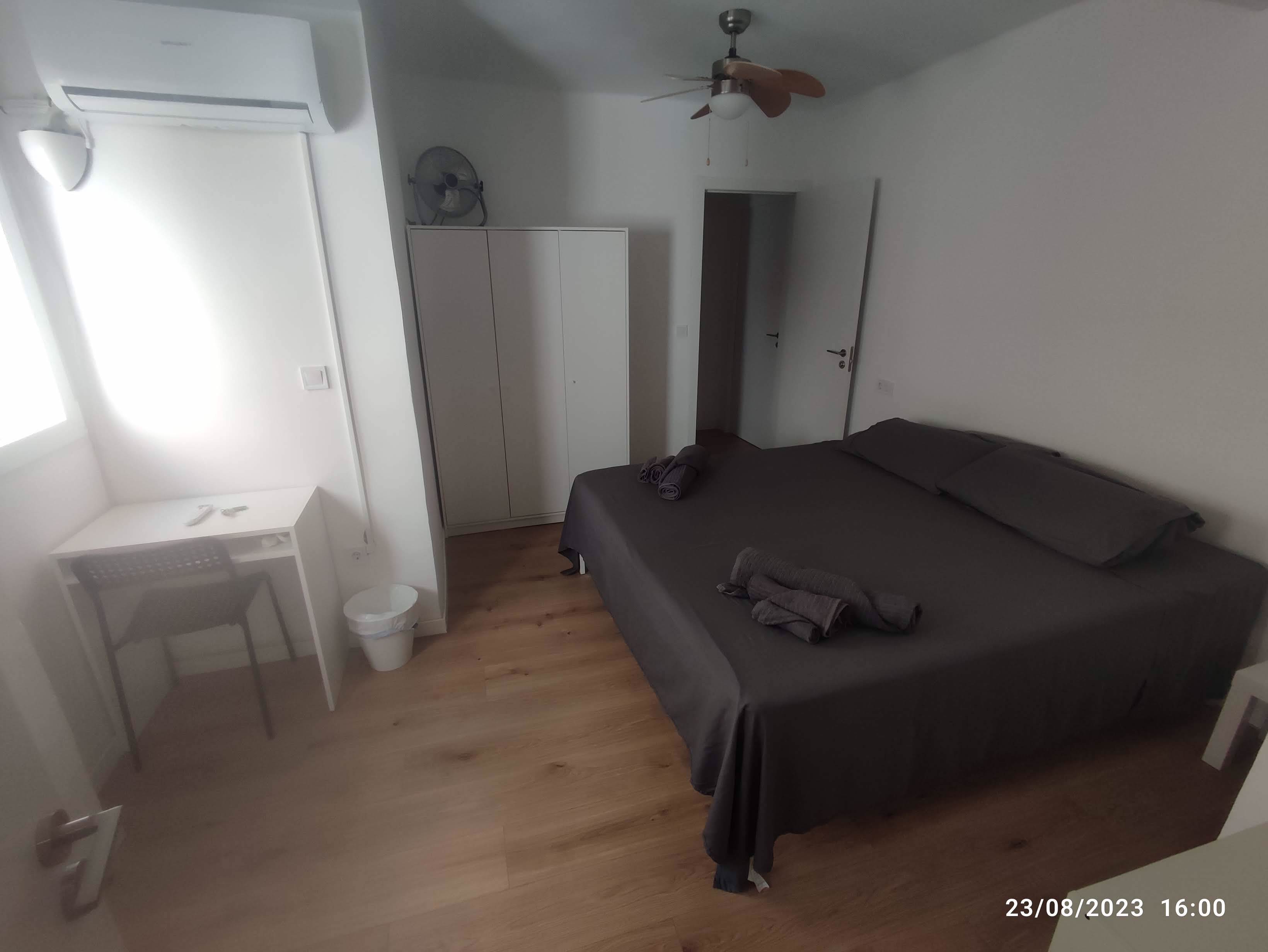 System.Collections.Generic.List`1[BluePillow.Application.SearchEngine.Dto.PhotoDto]?.ElementAt(2)?.Caption