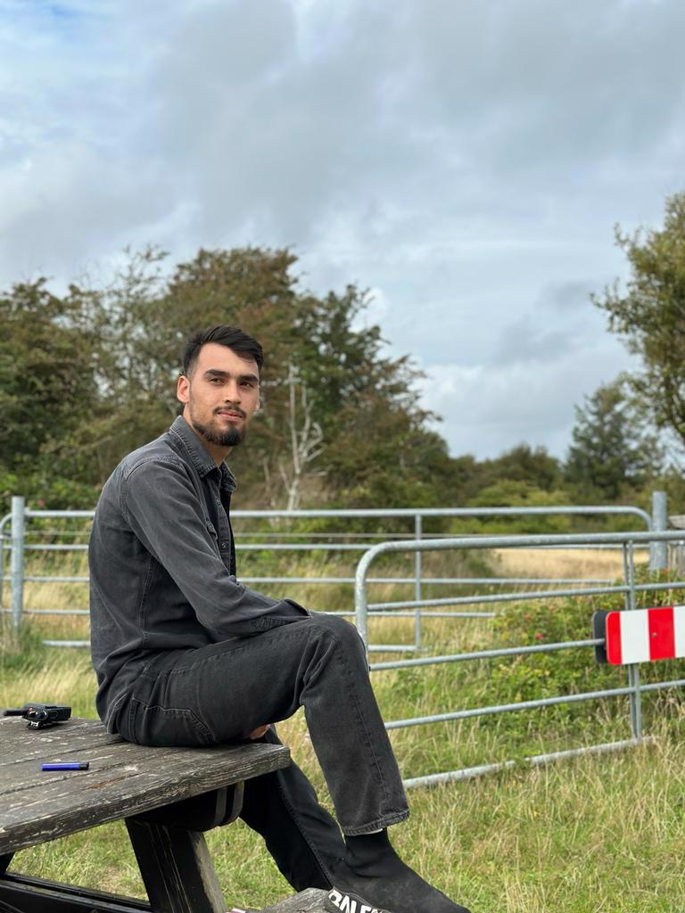 System.Collections.Generic.List`1[BluePillow.Application.SearchEngine.Dto.PhotoDto]?.ElementAt(0)?.Caption