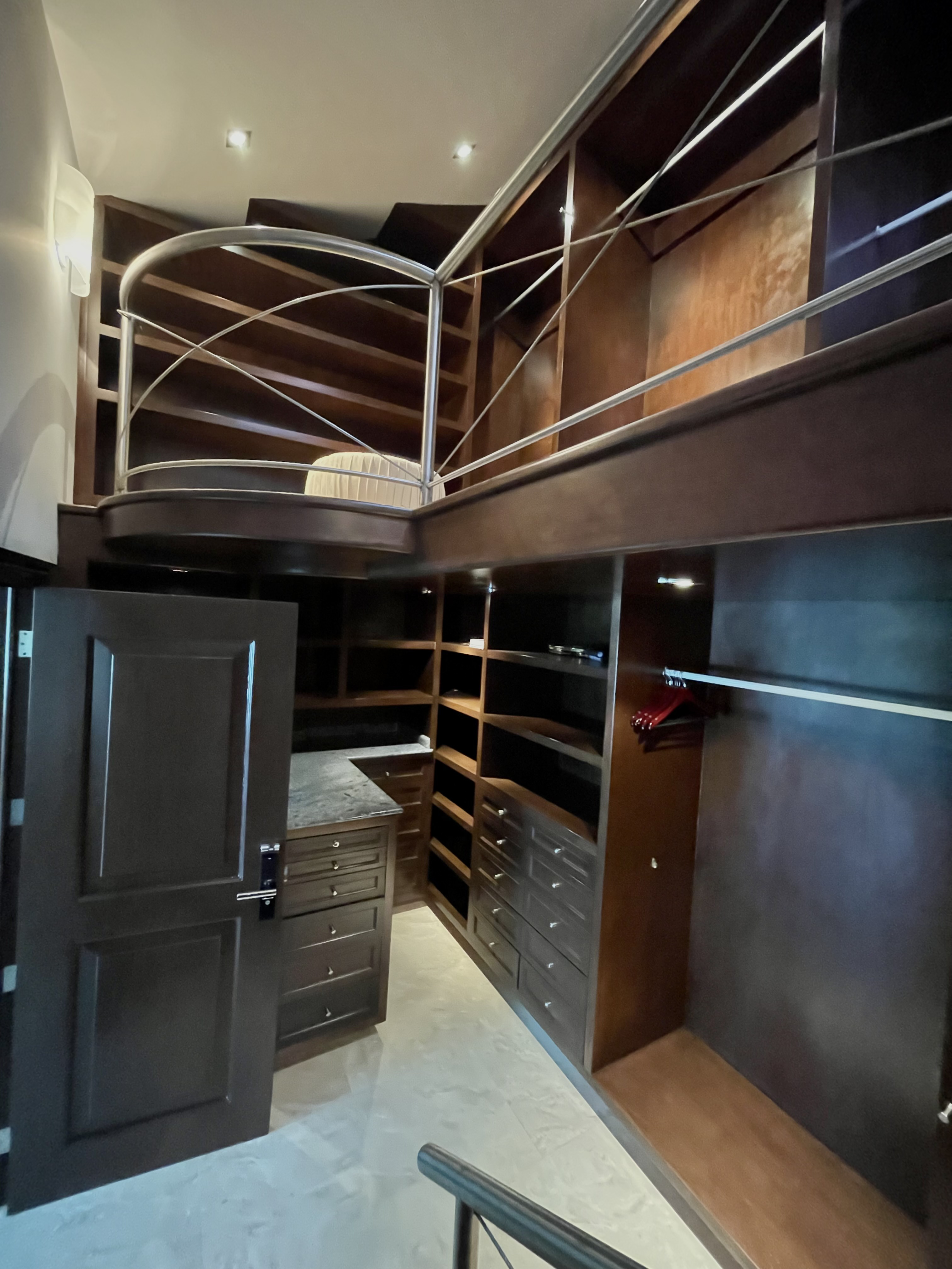 System.Collections.Generic.List`1[BluePillow.Application.SearchEngine.Dto.PhotoDto]?.ElementAt(2)?.Caption