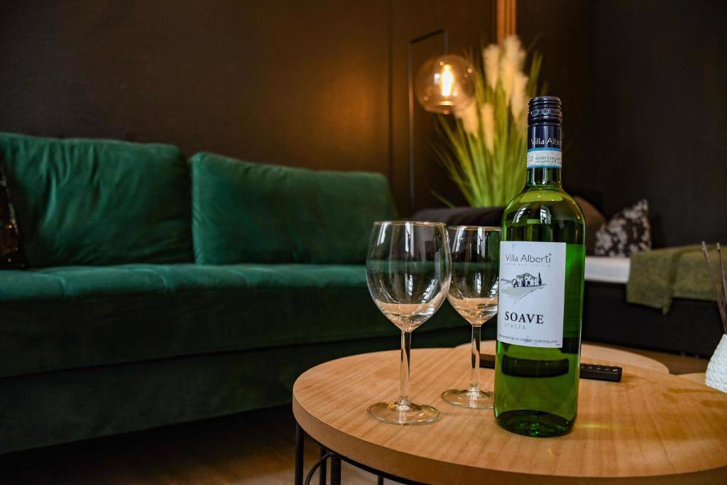 System.Collections.Generic.List`1[BluePillow.Application.SearchEngine.Dto.PhotoDto]?.ElementAt(0)?.Caption