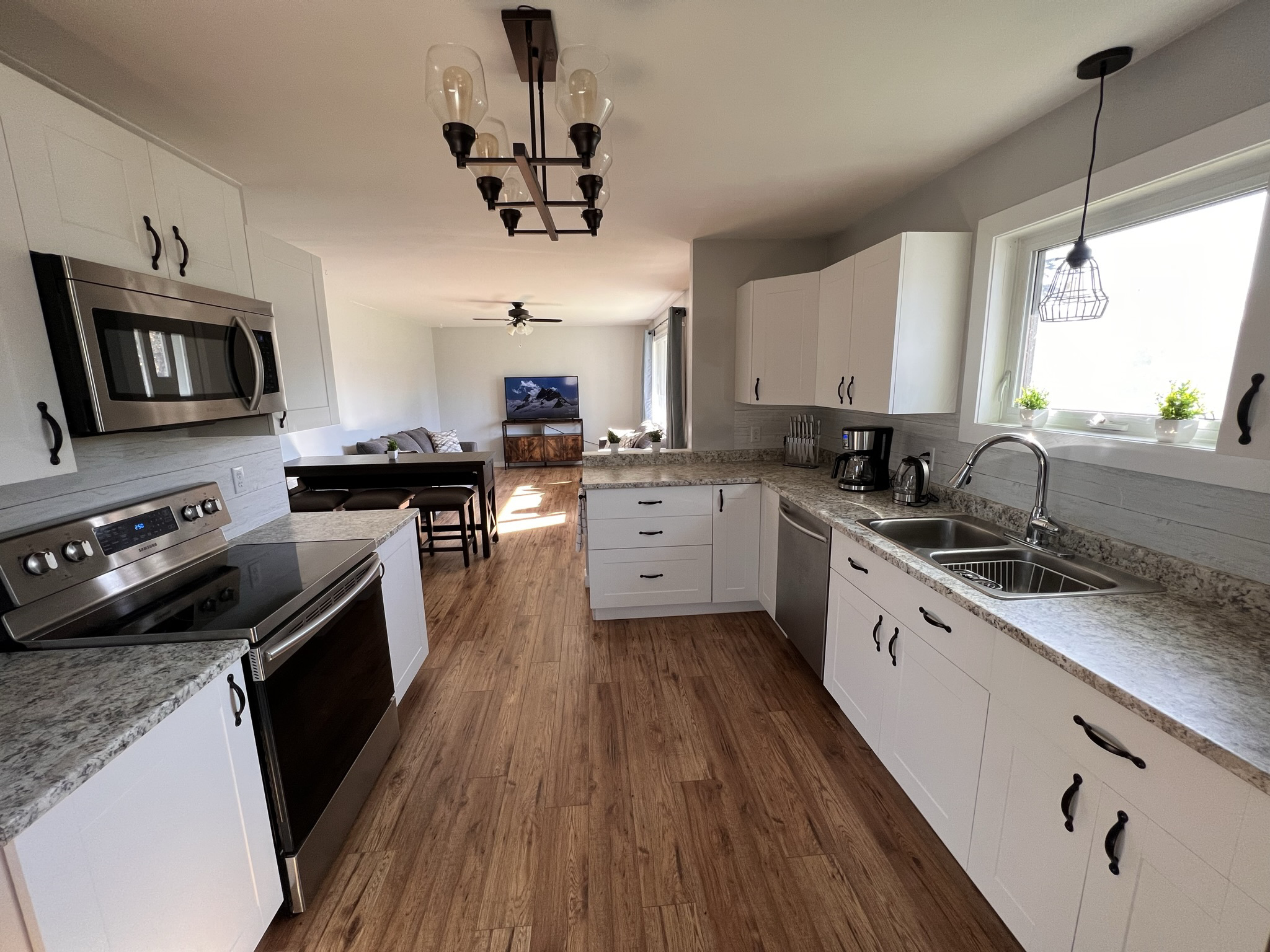 System.Collections.Generic.List`1[BluePillow.Application.SearchEngine.Dto.PhotoDto]?.ElementAt(0)?.Caption