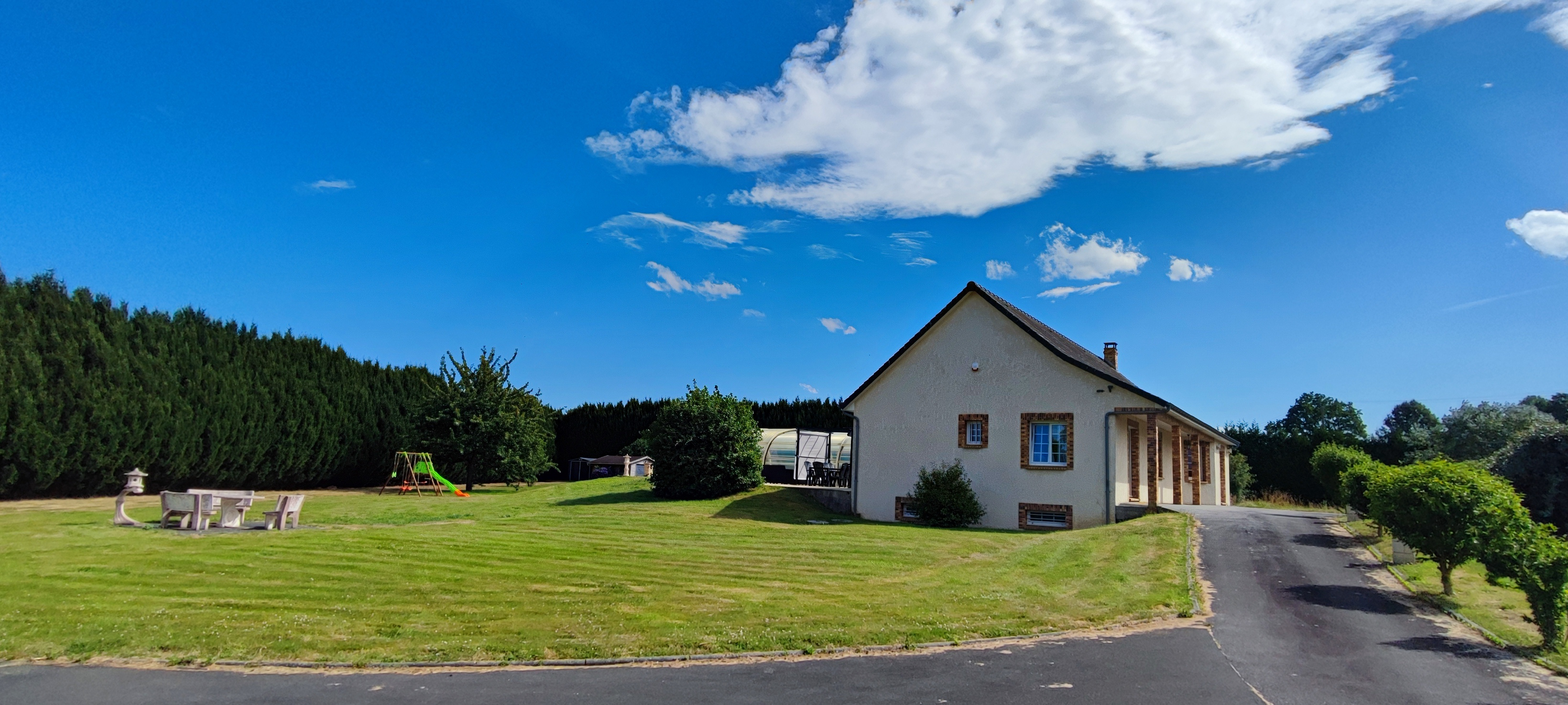 System.Collections.Generic.List`1[BluePillow.Application.SearchEngine.Dto.PhotoDto]?.ElementAt(1)?.Caption