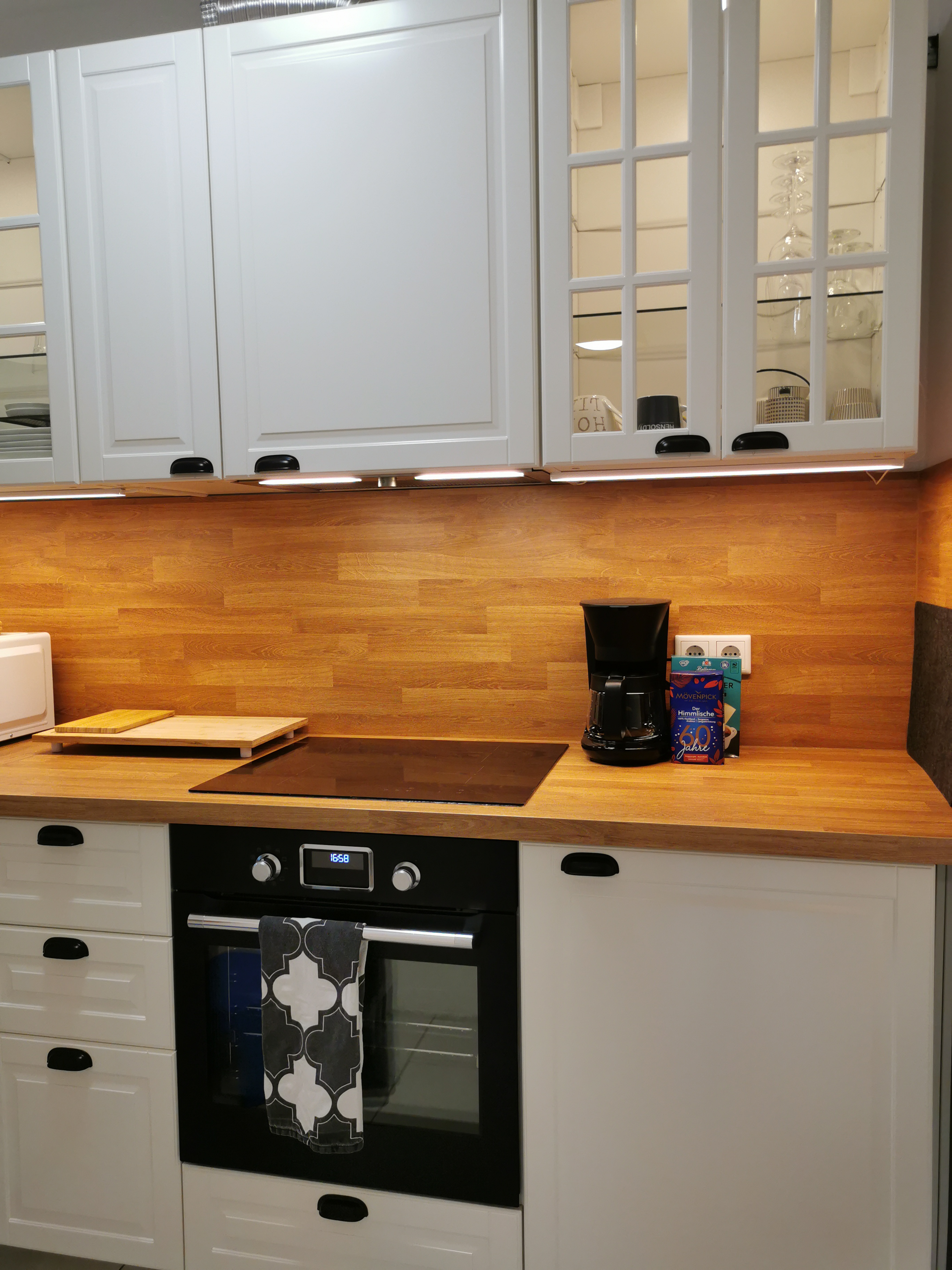 System.Collections.Generic.List`1[BluePillow.Application.SearchEngine.Dto.PhotoDto]?.ElementAt(2)?.Caption