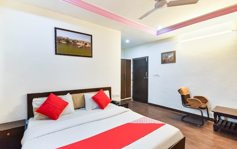 System.Collections.Generic.List`1[BluePillow.Application.SearchEngine.Dto.PhotoDto]?.ElementAt(2)?.Caption