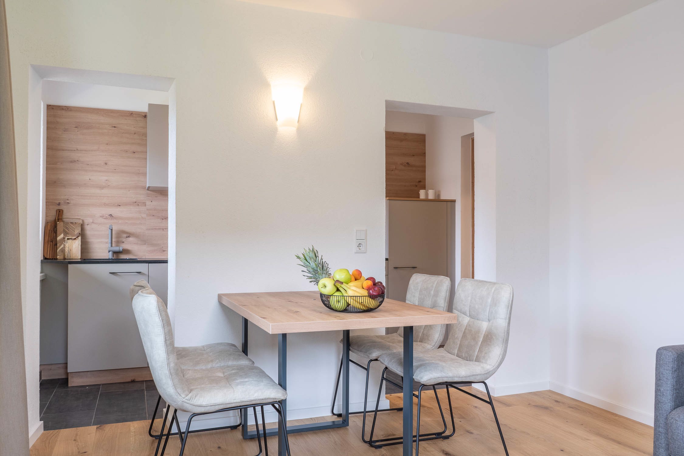 System.Collections.Generic.List`1[BluePillow.Application.SearchEngine.Dto.PhotoDto]?.ElementAt(1)?.Caption