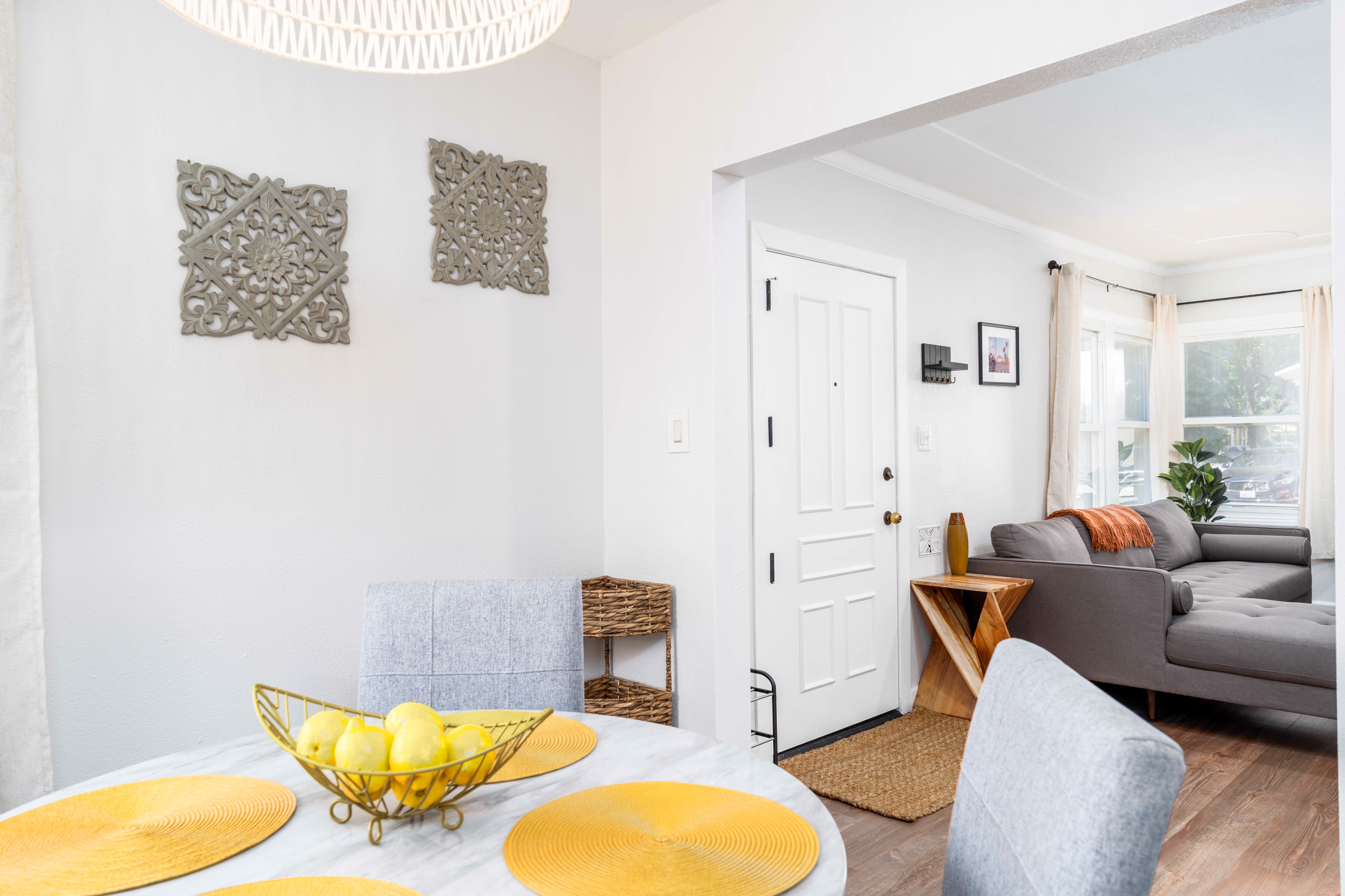 System.Collections.Generic.List`1[BluePillow.Application.SearchEngine.Dto.PhotoDto]?.ElementAt(1)?.Caption