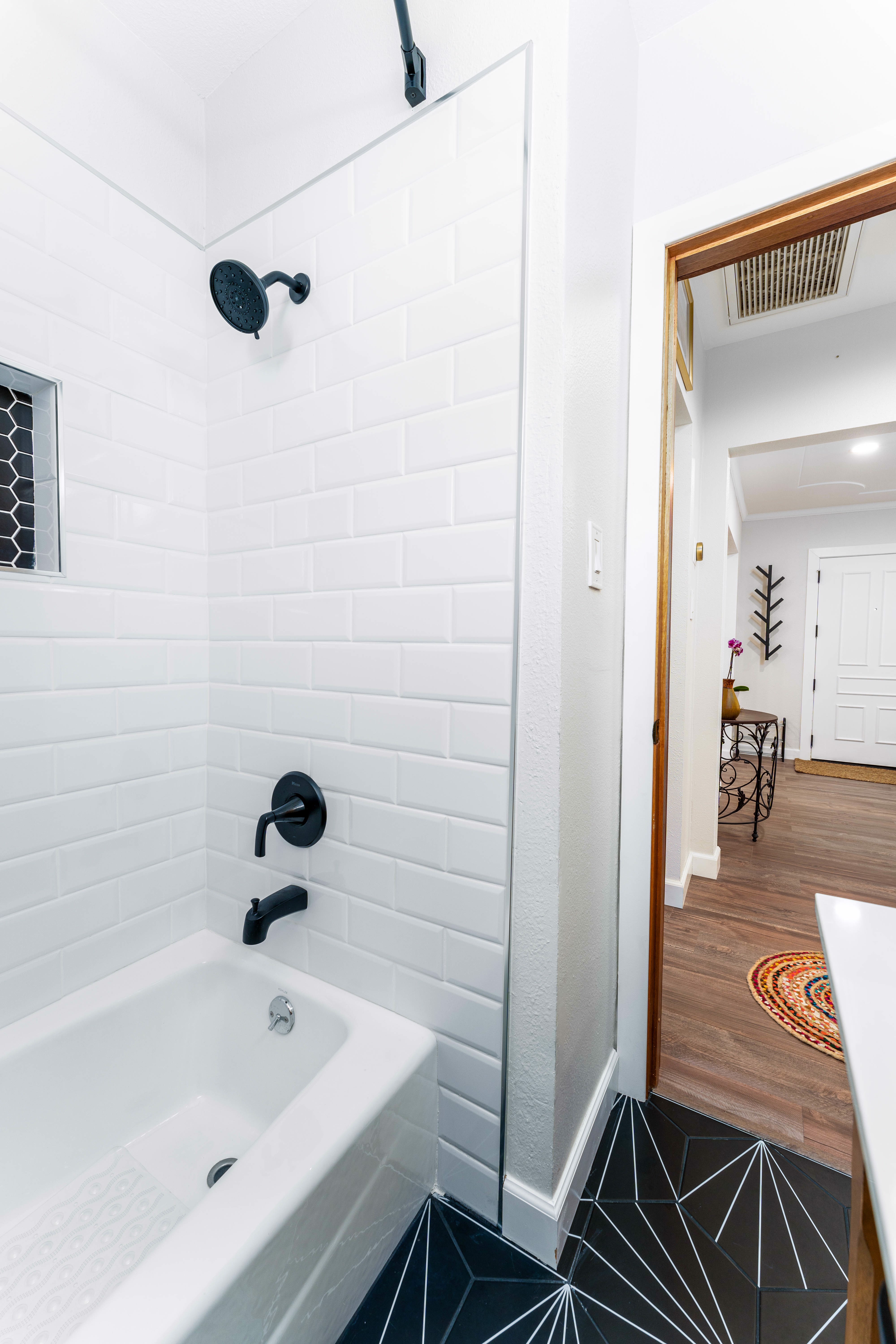 System.Collections.Generic.List`1[BluePillow.Application.SearchEngine.Dto.PhotoDto]?.ElementAt(3)?.Caption