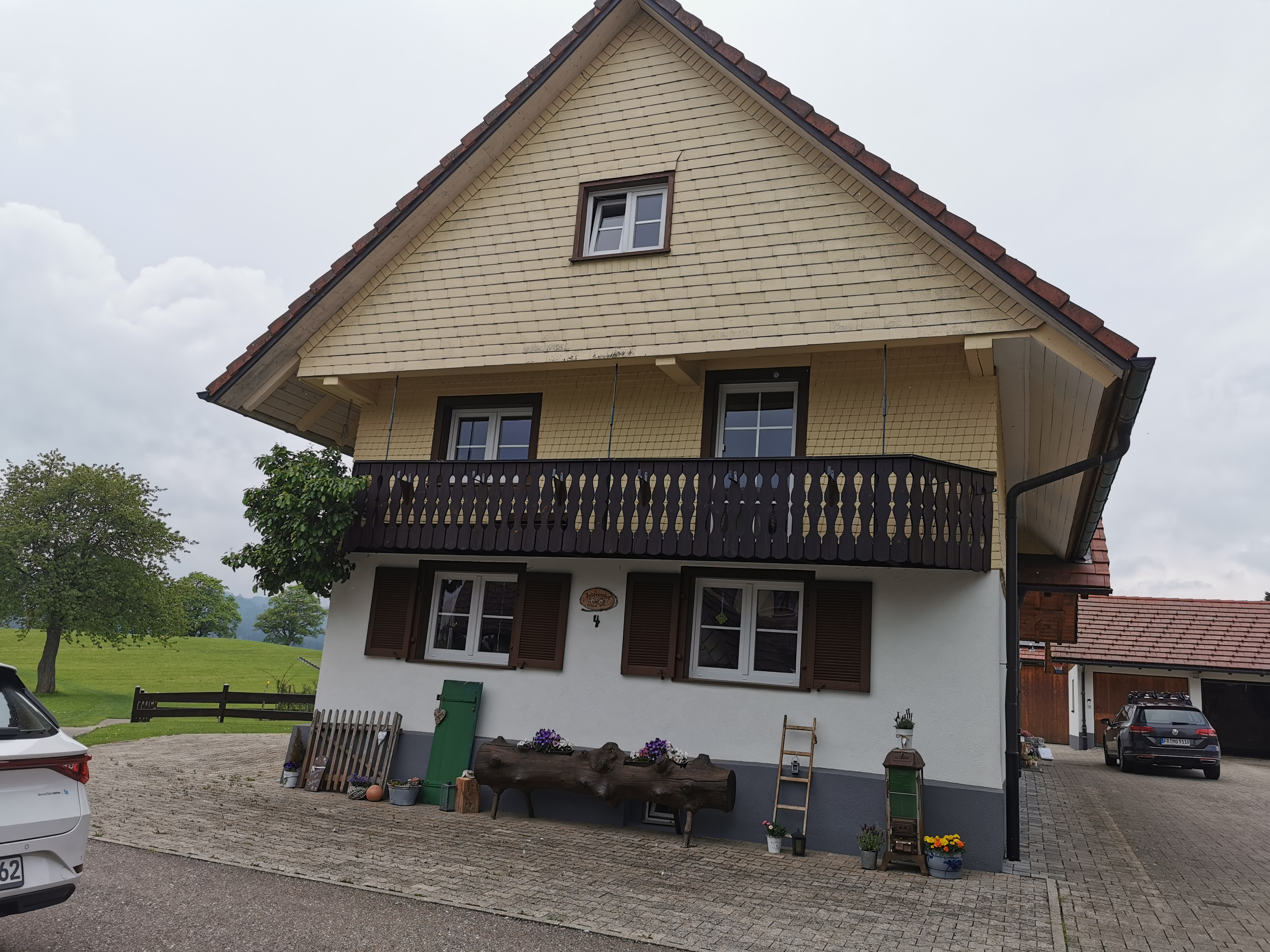 System.Collections.Generic.List`1[BluePillow.Application.SearchEngine.Dto.PhotoDto]?.ElementAt(1)?.Caption