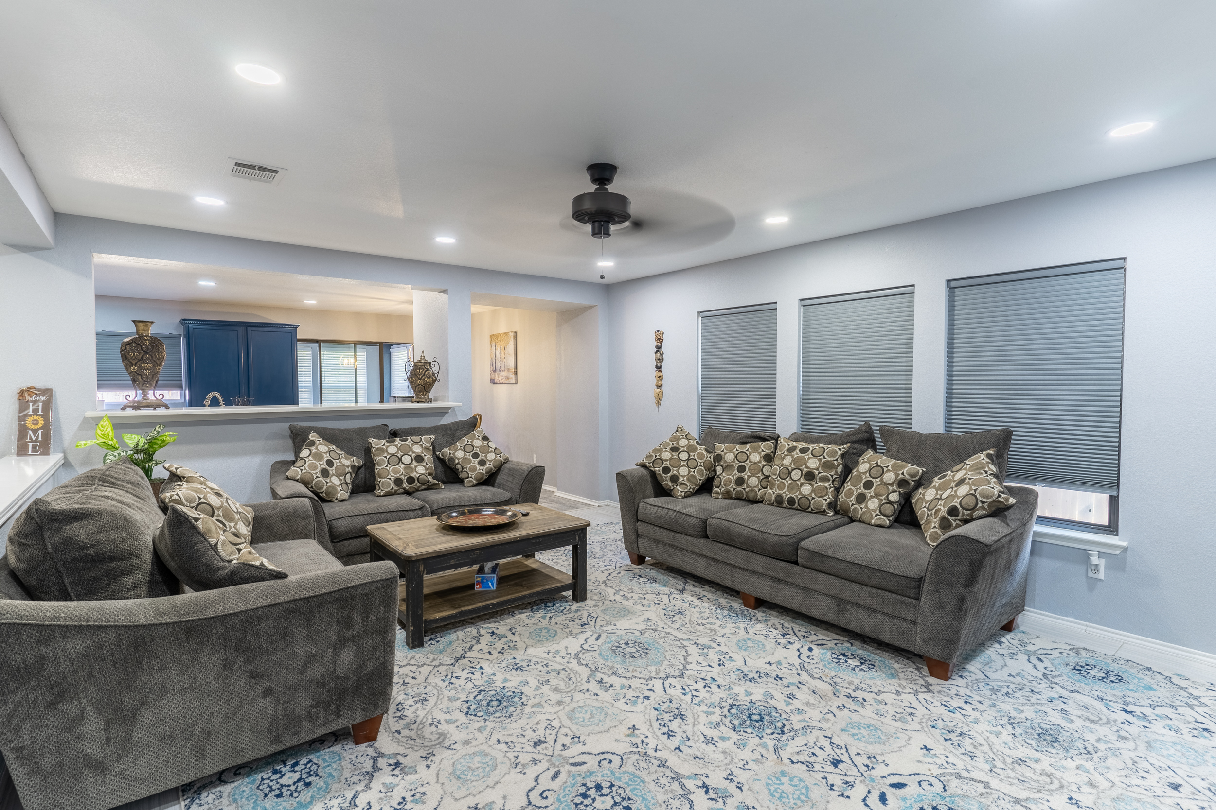 System.Collections.Generic.List`1[BluePillow.Application.SearchEngine.Dto.PhotoDto]?.ElementAt(1)?.Caption