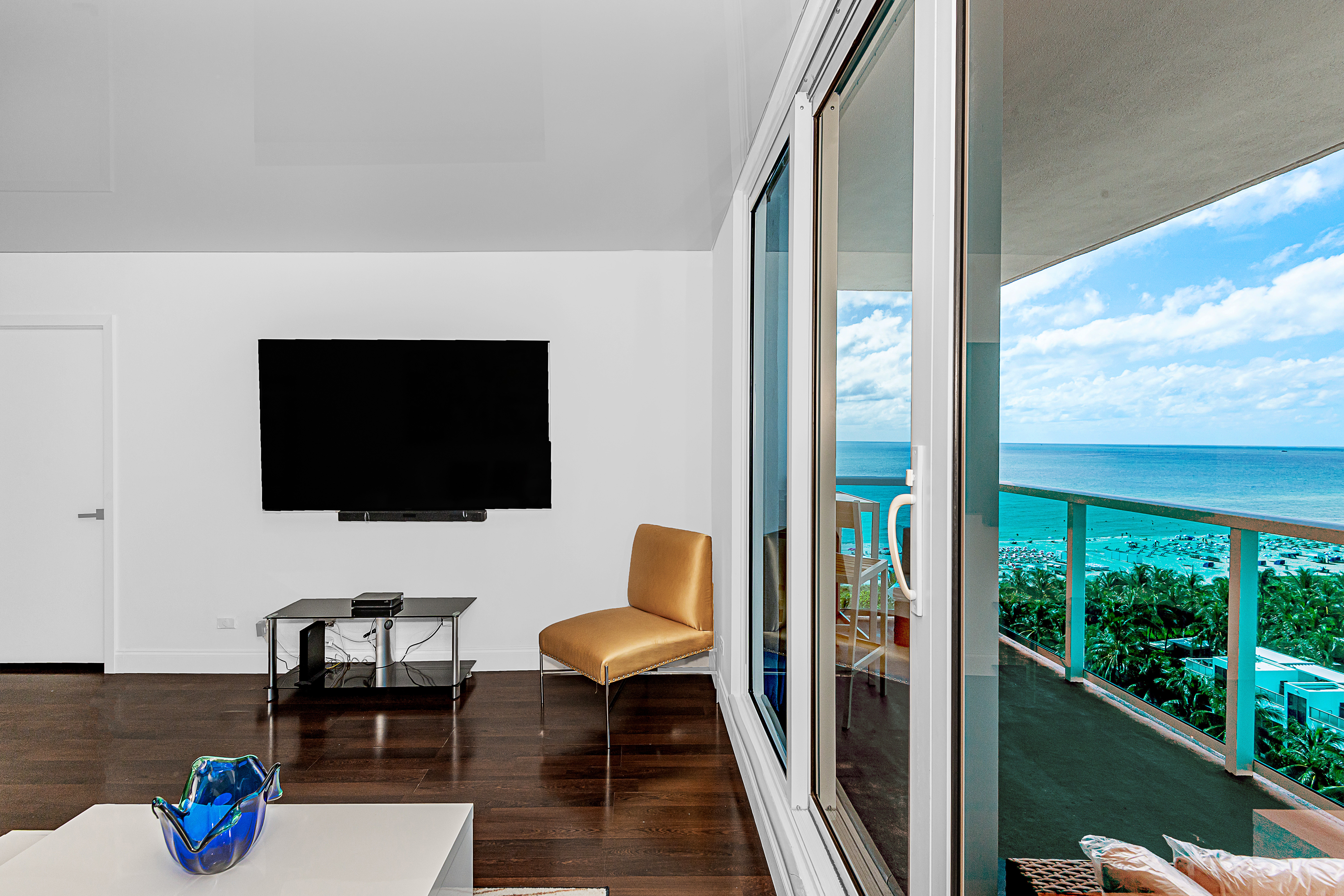 System.Collections.Generic.List`1[BluePillow.Application.SearchEngine.Dto.PhotoDto]?.ElementAt(2)?.Caption