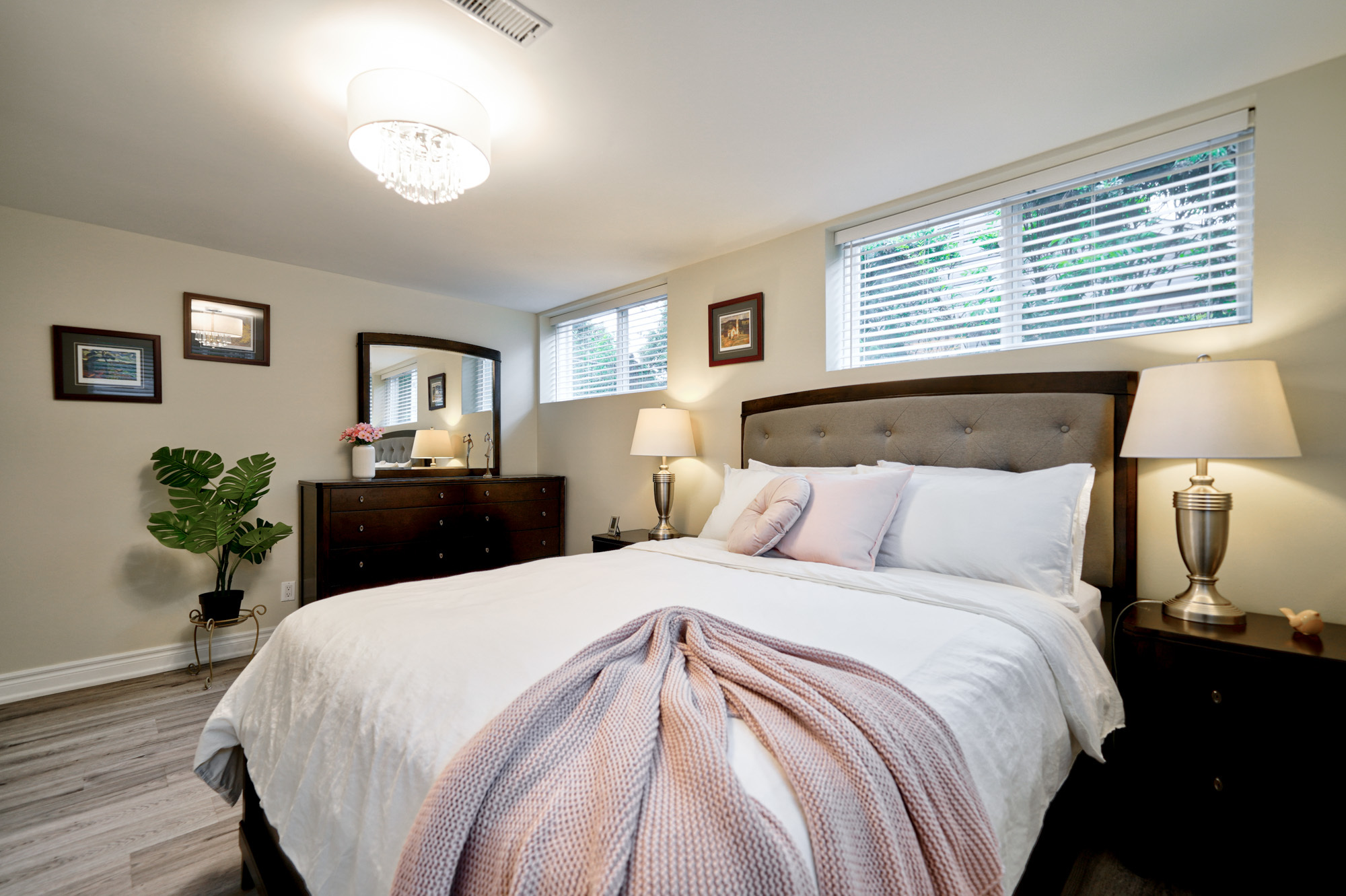 System.Collections.Generic.List`1[BluePillow.Application.SearchEngine.Dto.PhotoDto]?.ElementAt(3)?.Caption