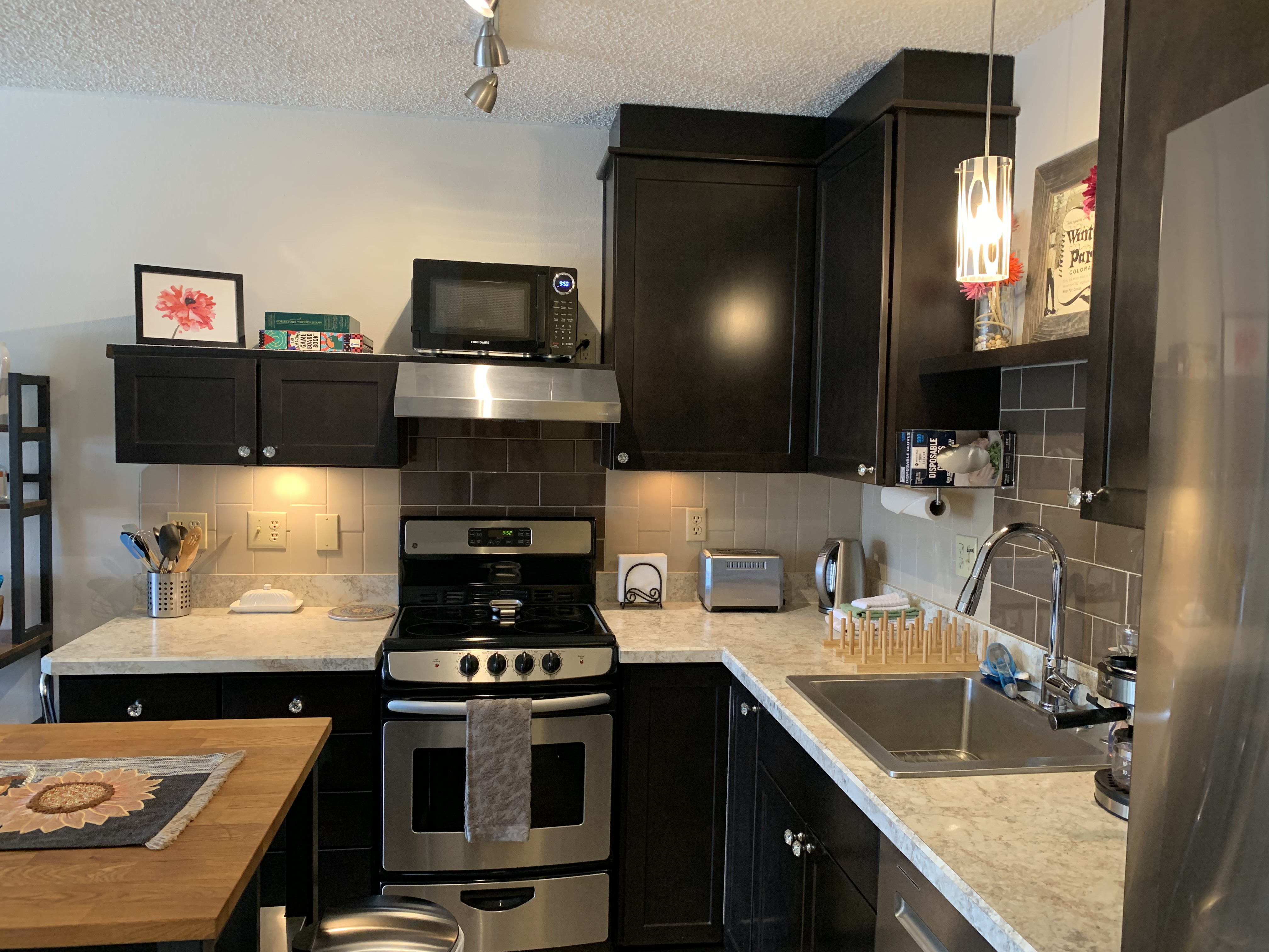 System.Collections.Generic.List`1[BluePillow.Application.SearchEngine.Dto.PhotoDto]?.ElementAt(3)?.Caption