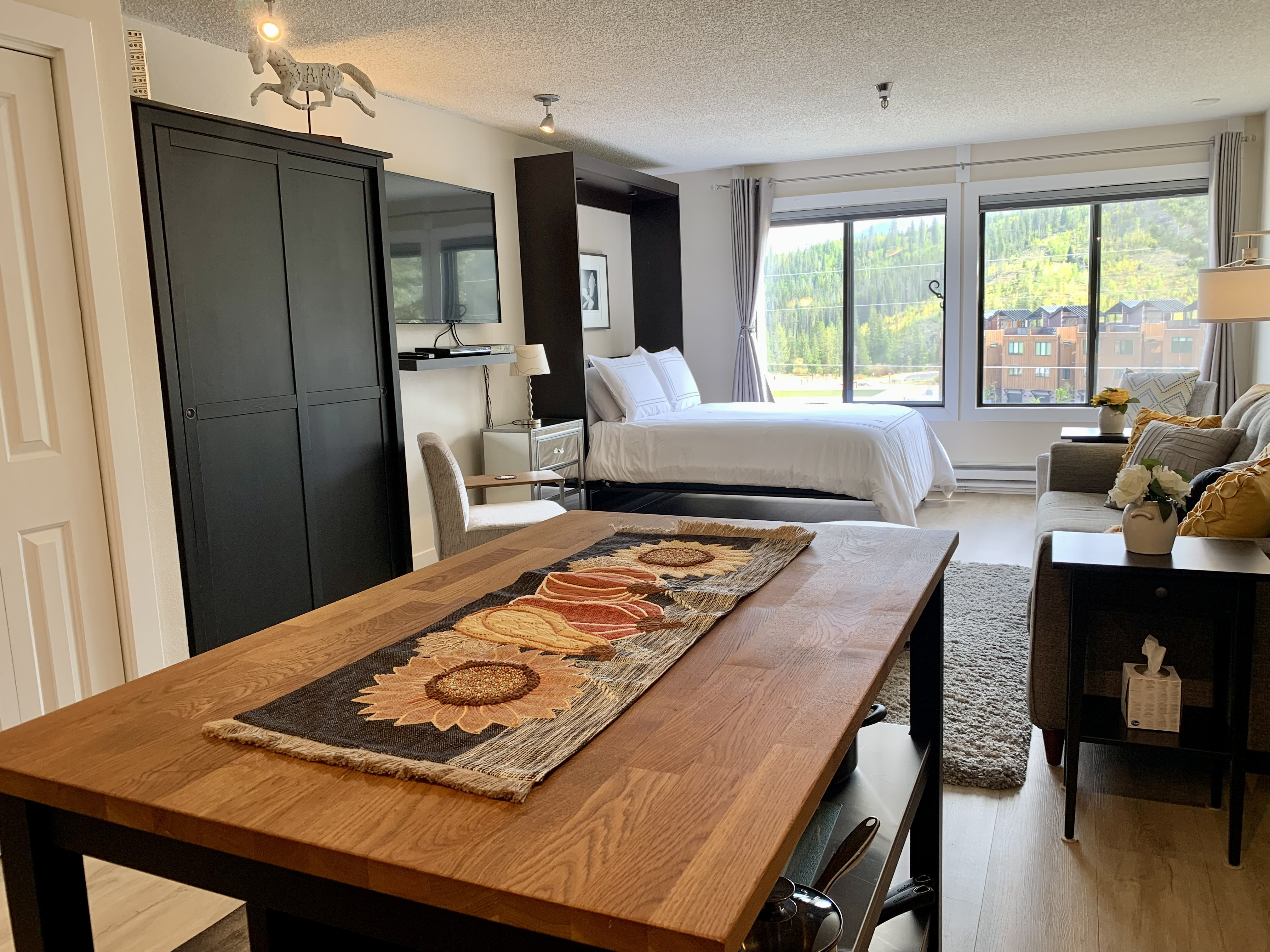 System.Collections.Generic.List`1[BluePillow.Application.SearchEngine.Dto.PhotoDto]?.ElementAt(0)?.Caption