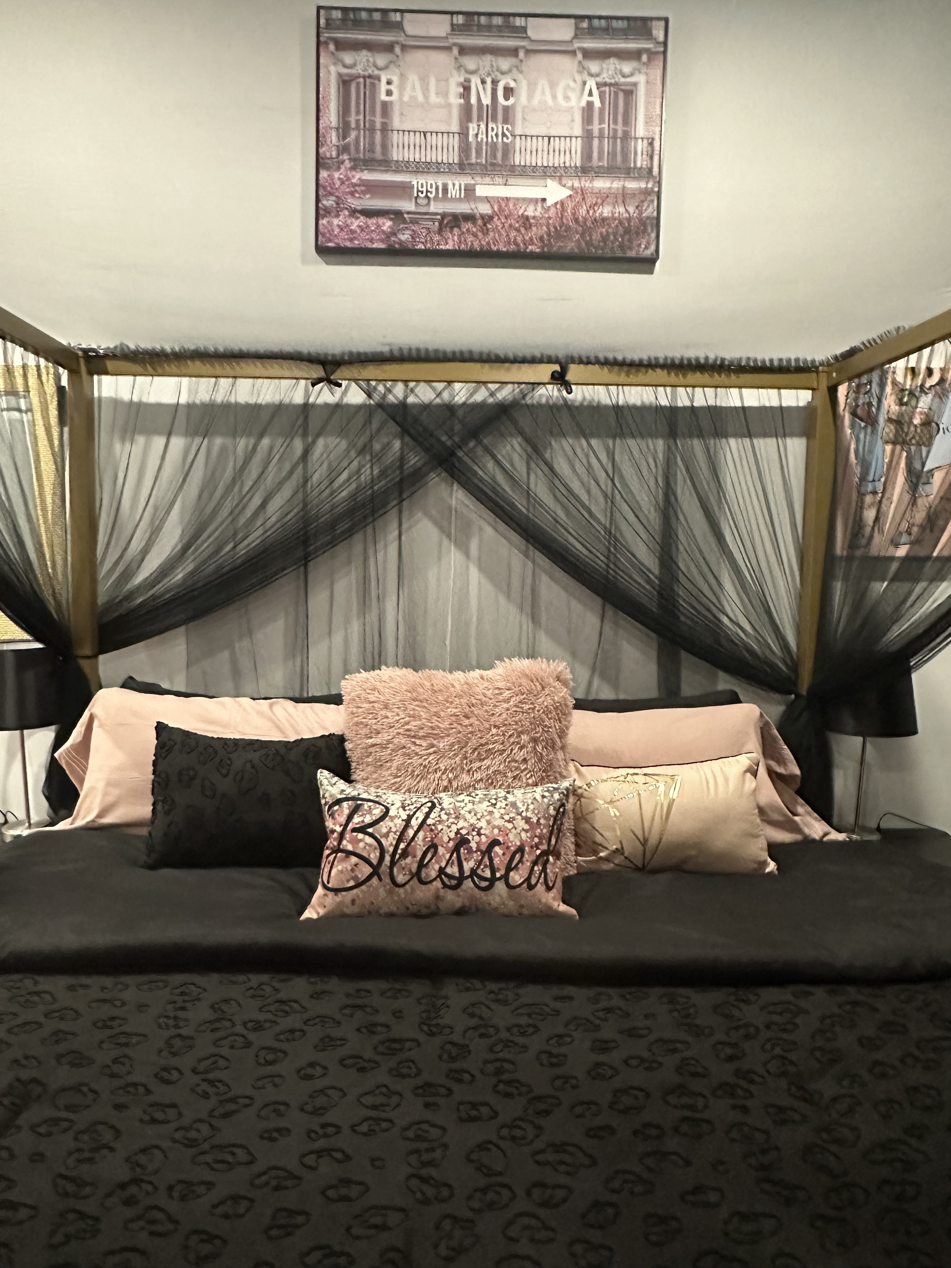 System.Collections.Generic.List`1[BluePillow.Application.SearchEngine.Dto.PhotoDto]?.ElementAt(0)?.Caption