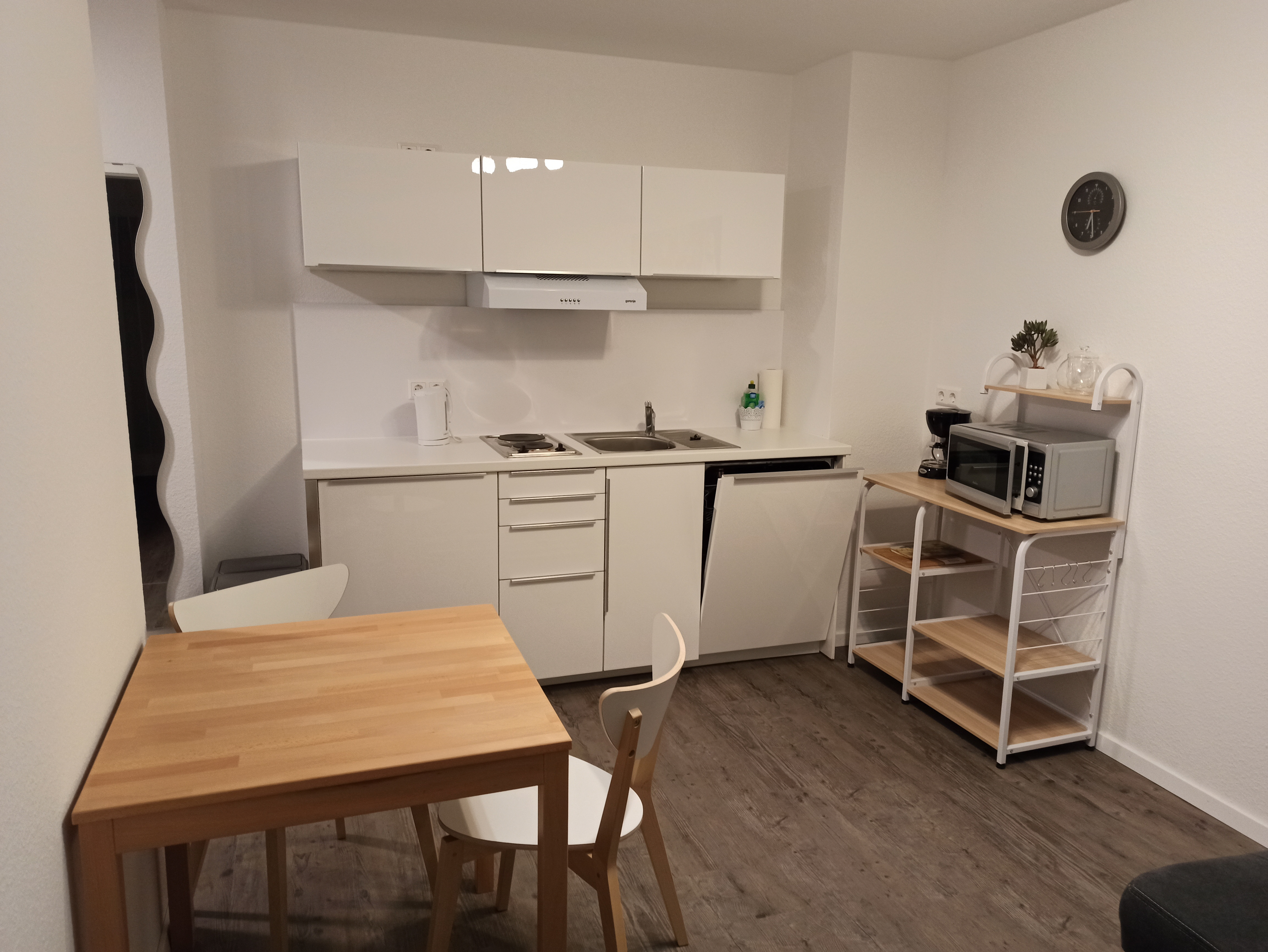 System.Collections.Generic.List`1[BluePillow.Application.SearchEngine.Dto.PhotoDto]?.ElementAt(3)?.Caption