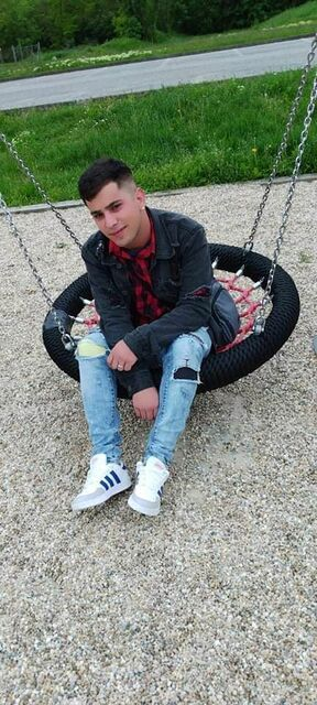 System.Collections.Generic.List`1[BluePillow.Application.SearchEngine.Dto.PhotoDto]?.ElementAt(0)?.Caption