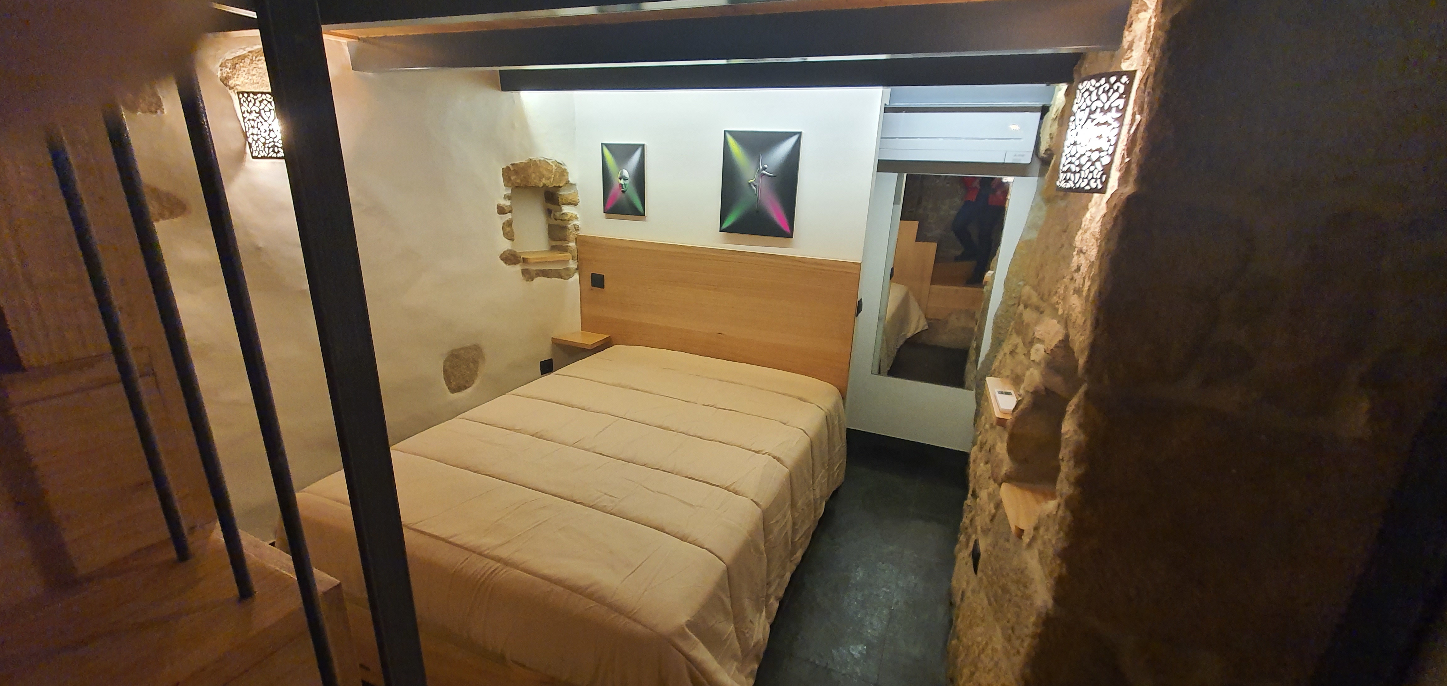 System.Collections.Generic.List`1[BluePillow.Application.SearchEngine.Dto.PhotoDto]?.ElementAt(1)?.Caption