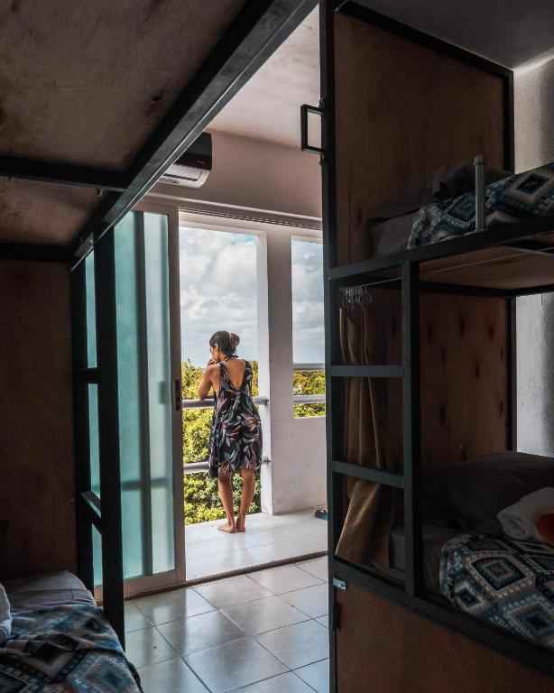 System.Collections.Generic.List`1[BluePillow.Application.SearchEngine.Dto.PhotoDto]?.ElementAt(1)?.Caption