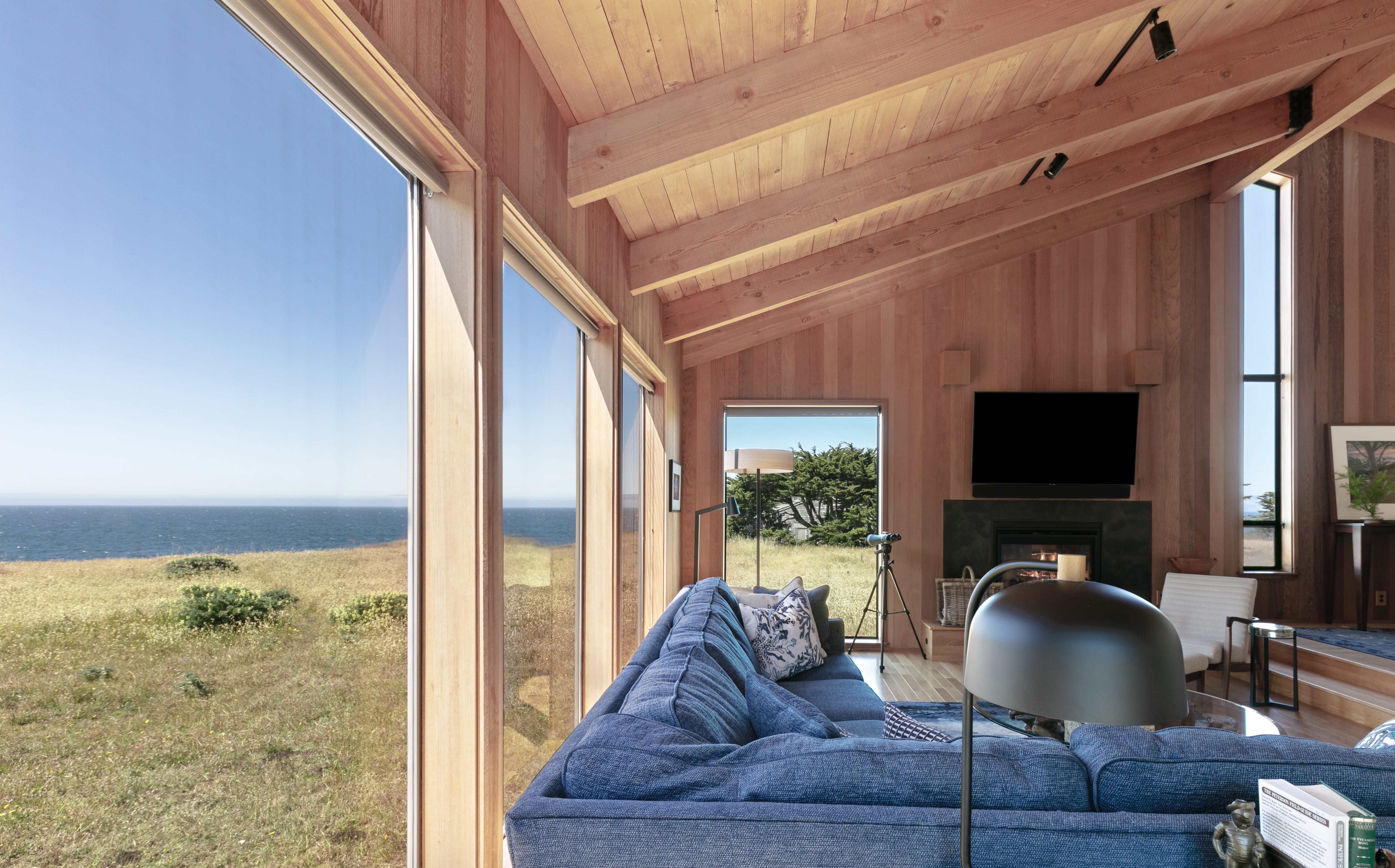 System.Collections.Generic.List`1[BluePillow.Application.SearchEngine.Dto.PhotoDto]?.ElementAt(0)?.Caption