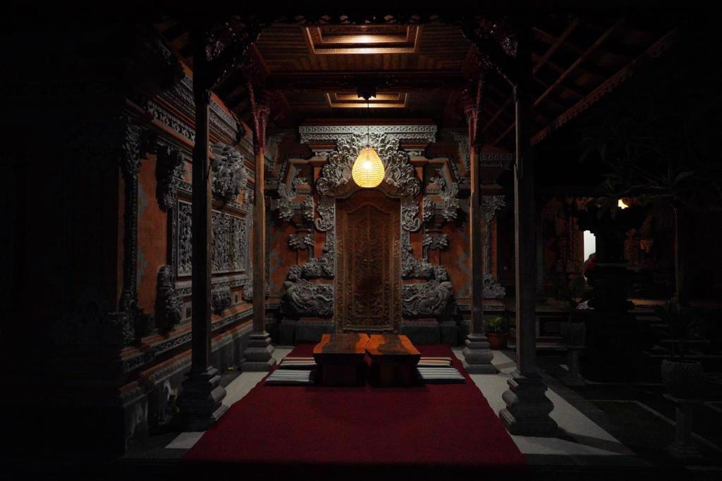 System.Collections.Generic.List`1[BluePillow.Application.SearchEngine.Dto.PhotoDto]?.ElementAt(2)?.Caption