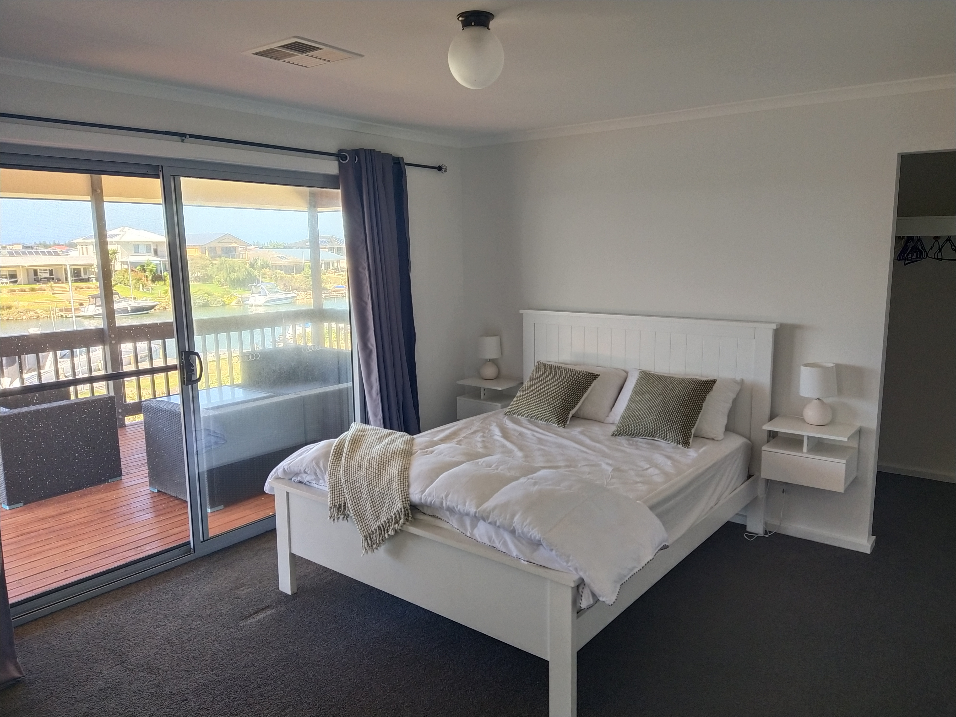 System.Collections.Generic.List`1[BluePillow.Application.SearchEngine.Dto.PhotoDto]?.ElementAt(3)?.Caption