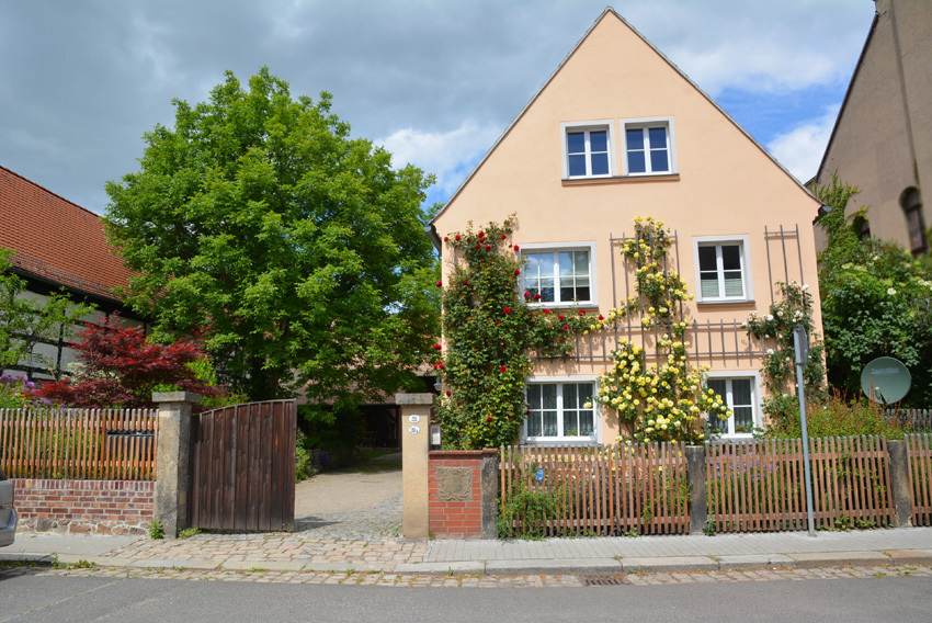 System.Collections.Generic.List`1[BluePillow.Application.SearchEngine.Dto.PhotoDto]?.ElementAt(0)?.Caption