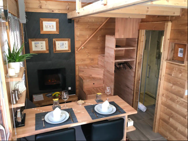 System.Collections.Generic.List`1[BluePillow.Application.SearchEngine.Dto.PhotoDto]?.ElementAt(1)?.Caption