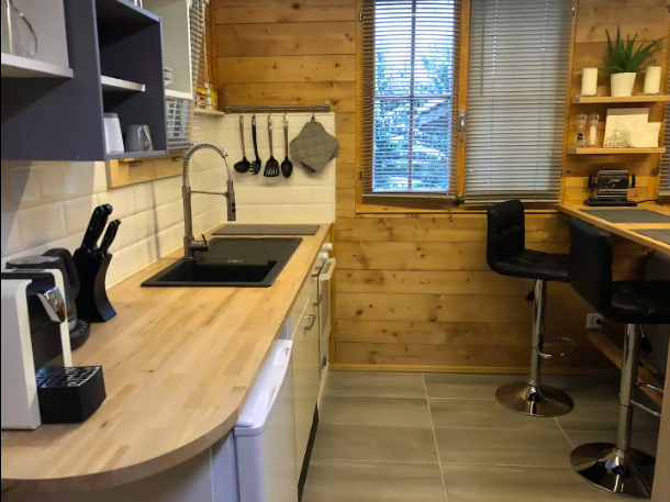 System.Collections.Generic.List`1[BluePillow.Application.SearchEngine.Dto.PhotoDto]?.ElementAt(2)?.Caption