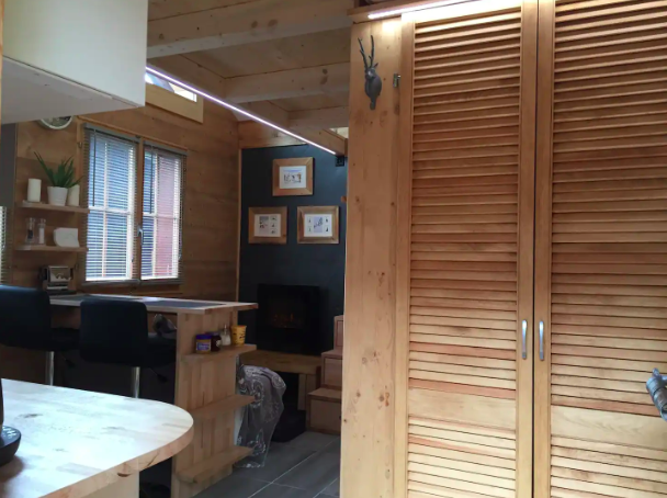 System.Collections.Generic.List`1[BluePillow.Application.SearchEngine.Dto.PhotoDto]?.ElementAt(3)?.Caption