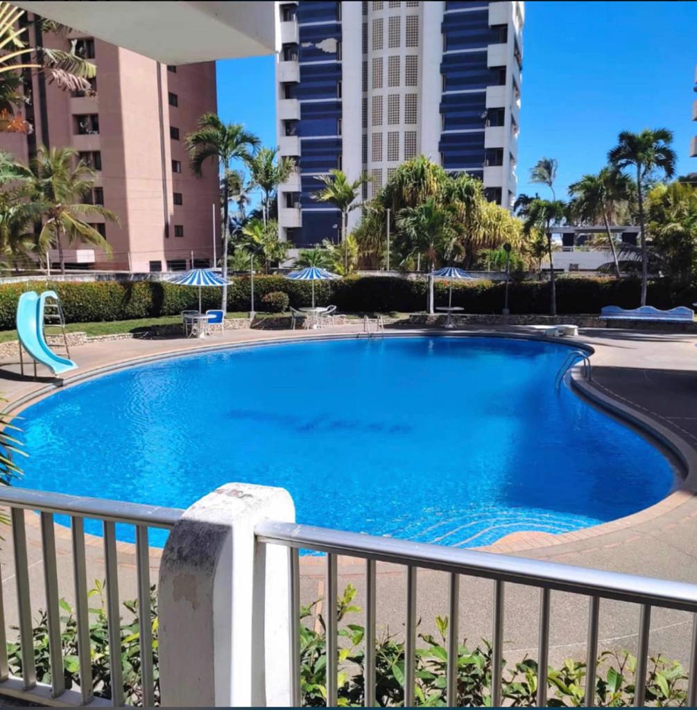 System.Collections.Generic.List`1[BluePillow.Application.SearchEngine.Dto.PhotoDto]?.ElementAt(0)?.Caption