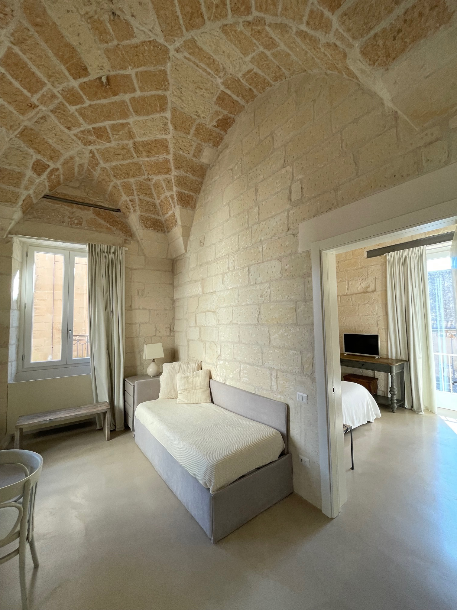 System.Collections.Generic.List`1[BluePillow.Application.SearchEngine.Dto.PhotoDto]?.ElementAt(1)?.Caption