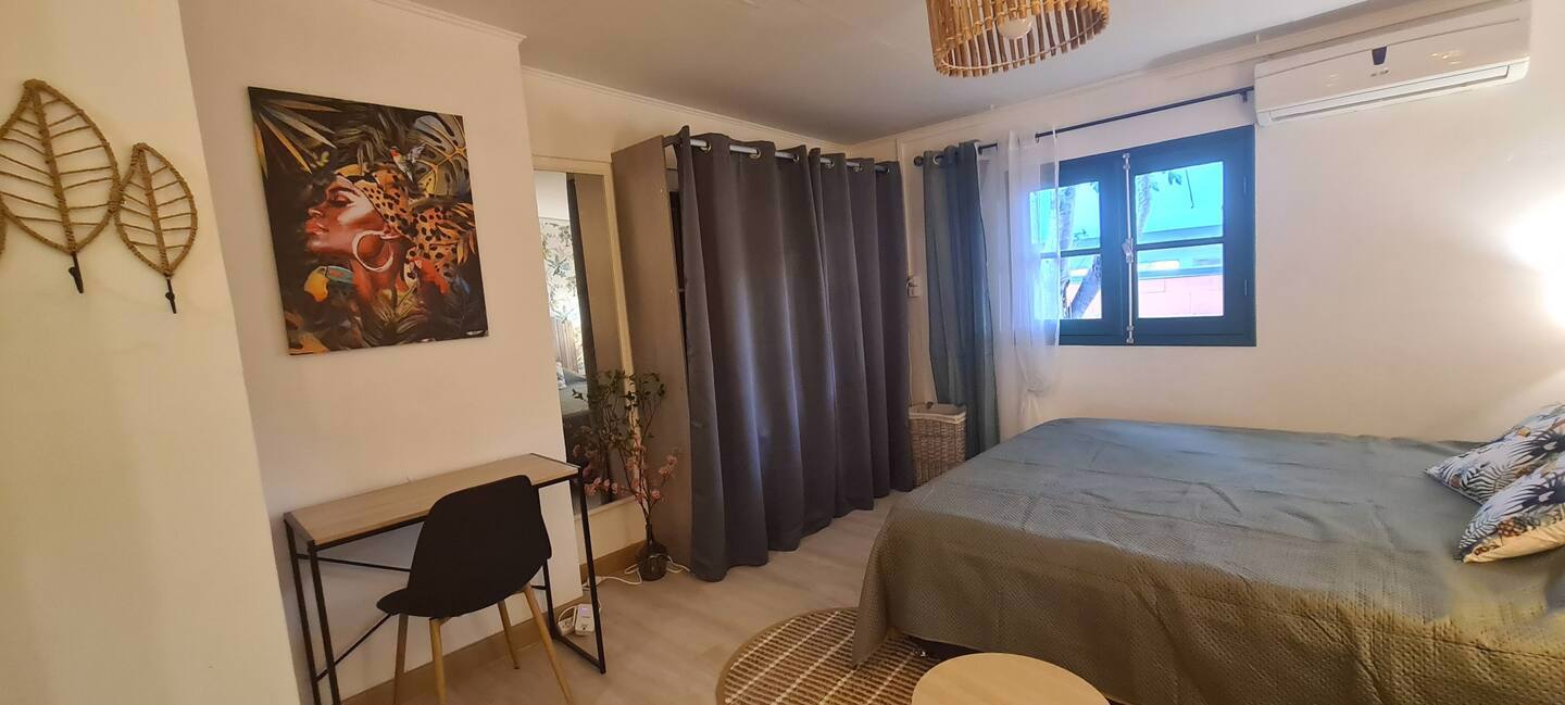 System.Collections.Generic.List`1[BluePillow.Application.SearchEngine.Dto.PhotoDto]?.ElementAt(1)?.Caption