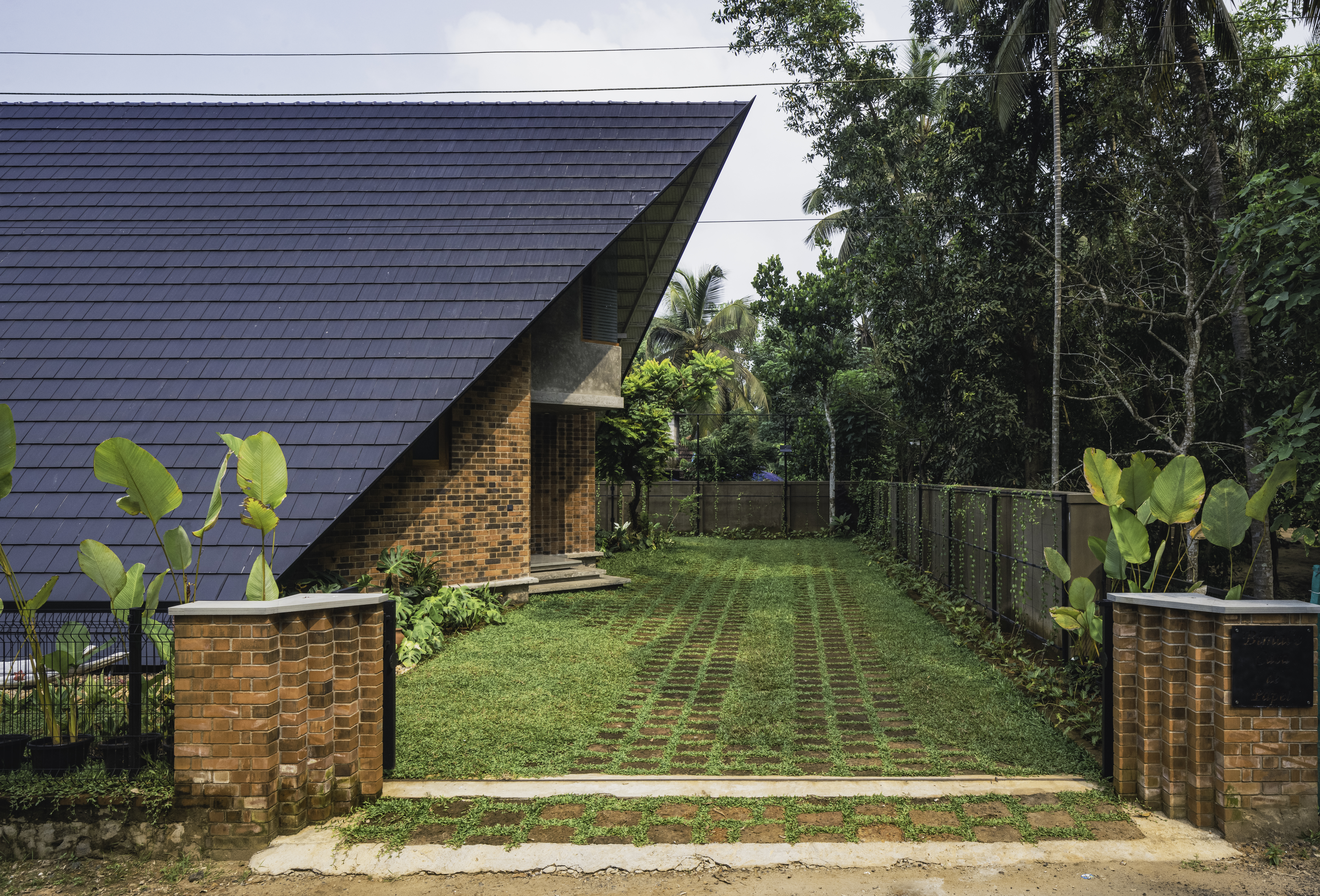 System.Collections.Generic.List`1[BluePillow.Application.SearchEngine.Dto.PhotoDto]?.ElementAt(2)?.Caption