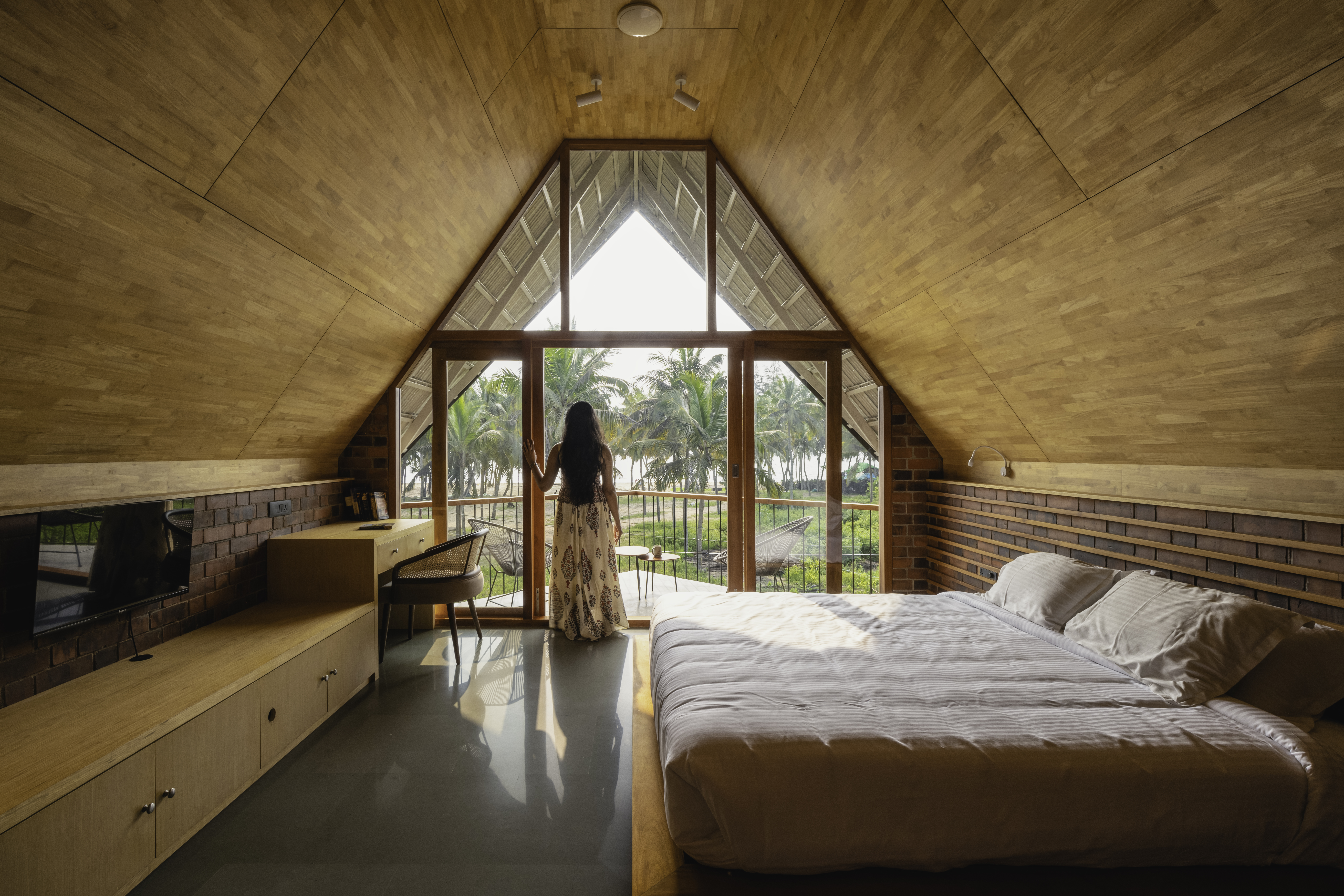 System.Collections.Generic.List`1[BluePillow.Application.SearchEngine.Dto.PhotoDto]?.ElementAt(3)?.Caption