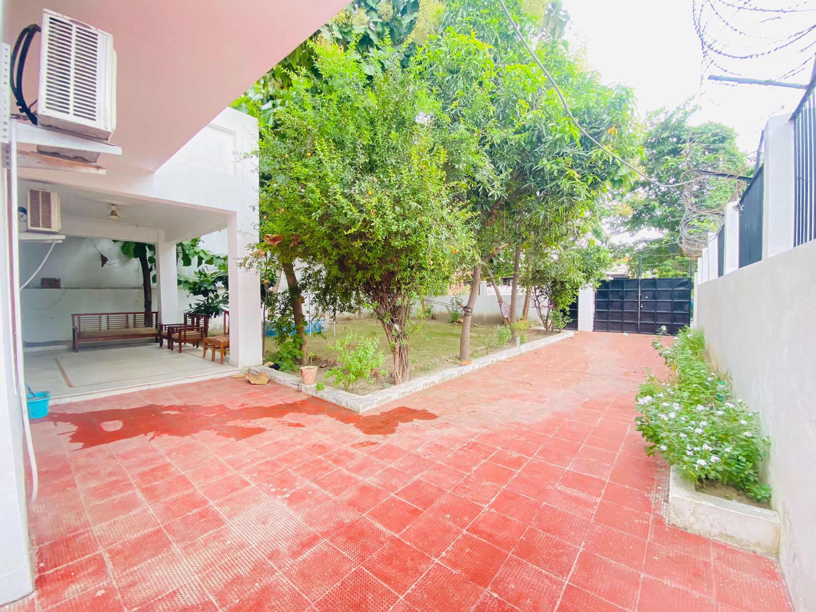 System.Collections.Generic.List`1[BluePillow.Application.SearchEngine.Dto.PhotoDto]?.ElementAt(1)?.Caption