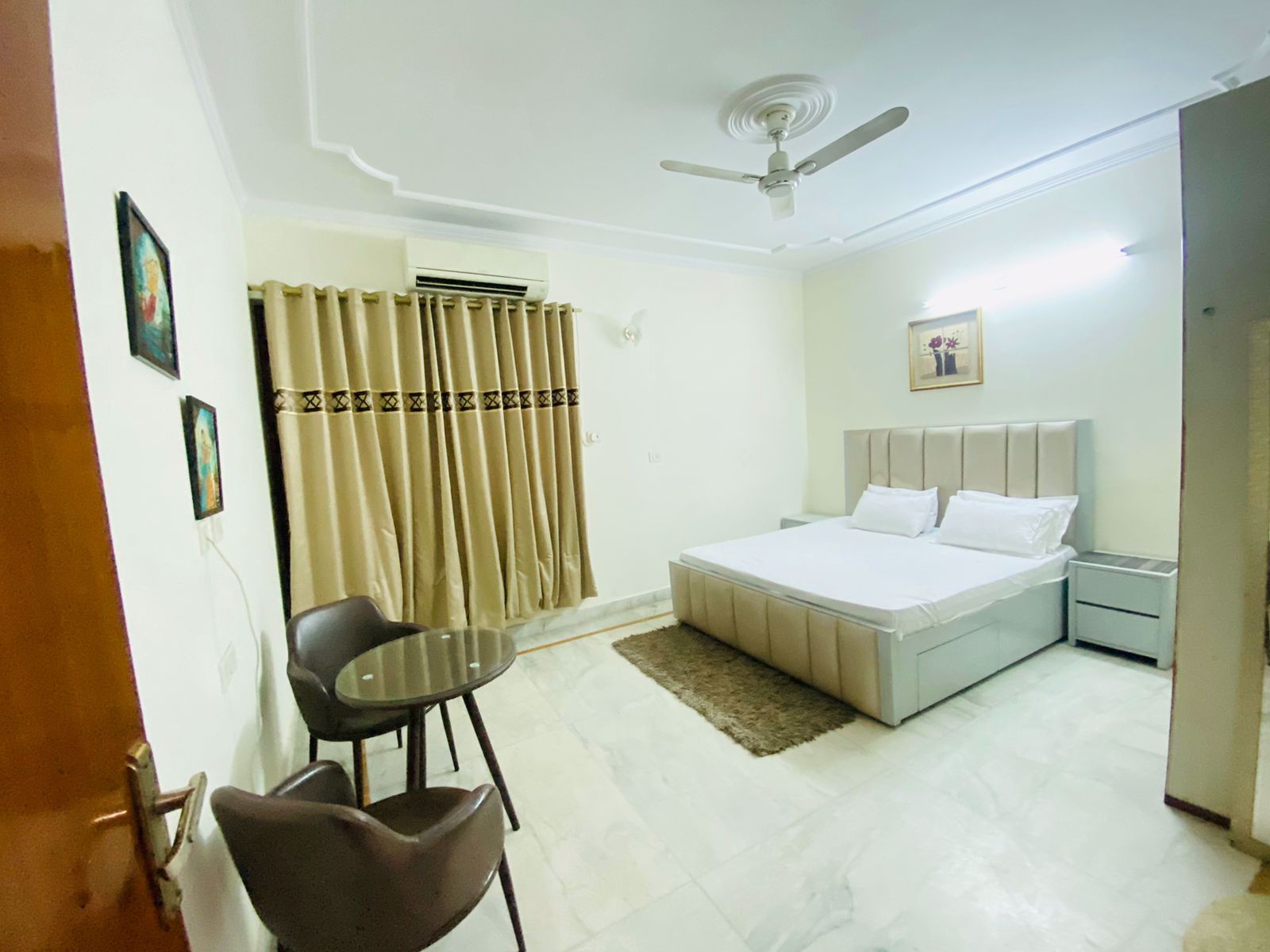 System.Collections.Generic.List`1[BluePillow.Application.SearchEngine.Dto.PhotoDto]?.ElementAt(0)?.Caption