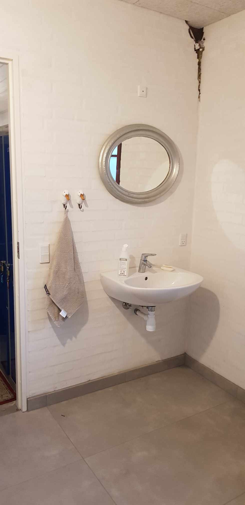 System.Collections.Generic.List`1[BluePillow.Application.SearchEngine.Dto.PhotoDto]?.ElementAt(2)?.Caption