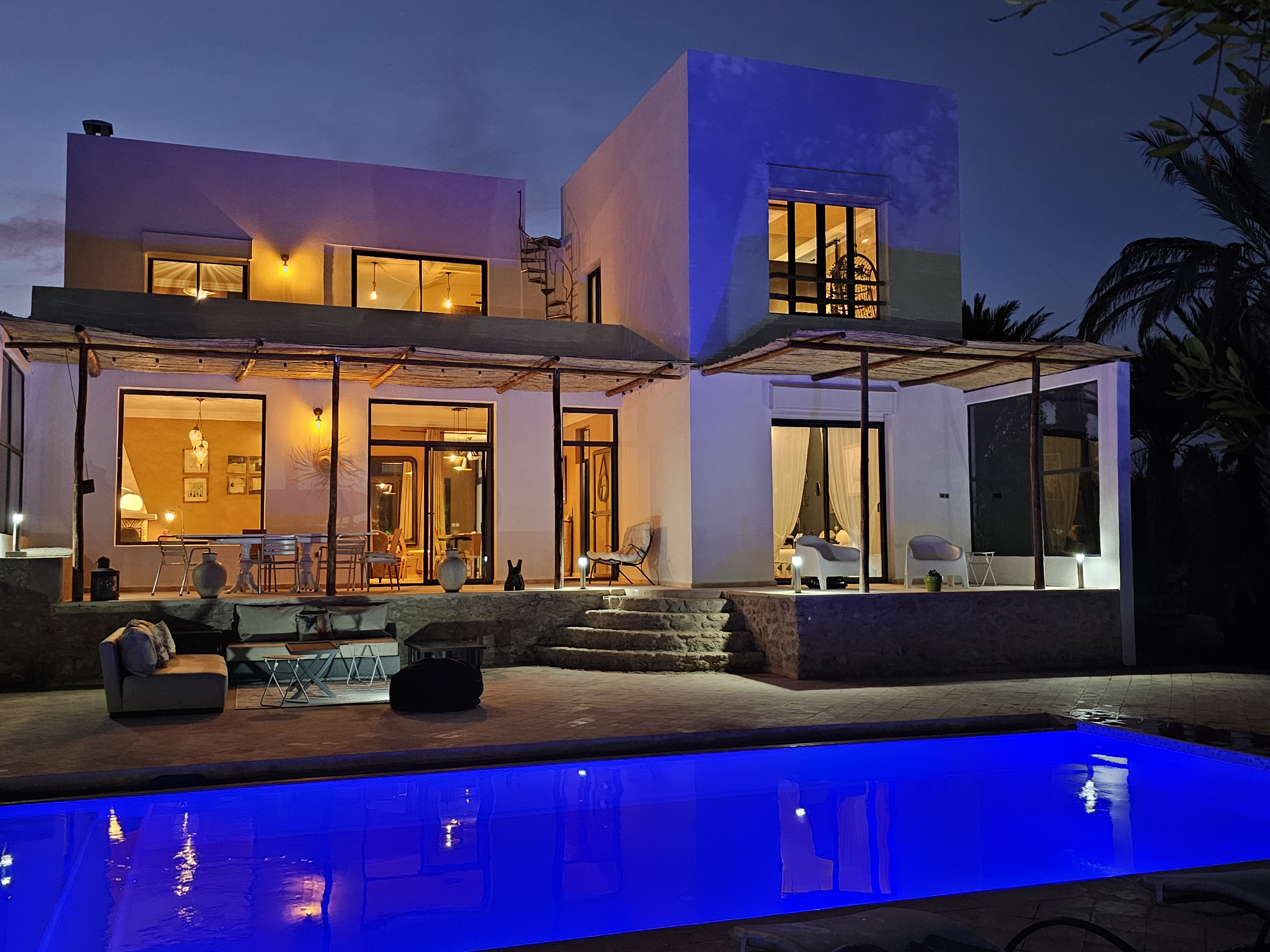 System.Collections.Generic.List`1[BluePillow.Application.SearchEngine.Dto.PhotoDto]?.ElementAt(0)?.Caption