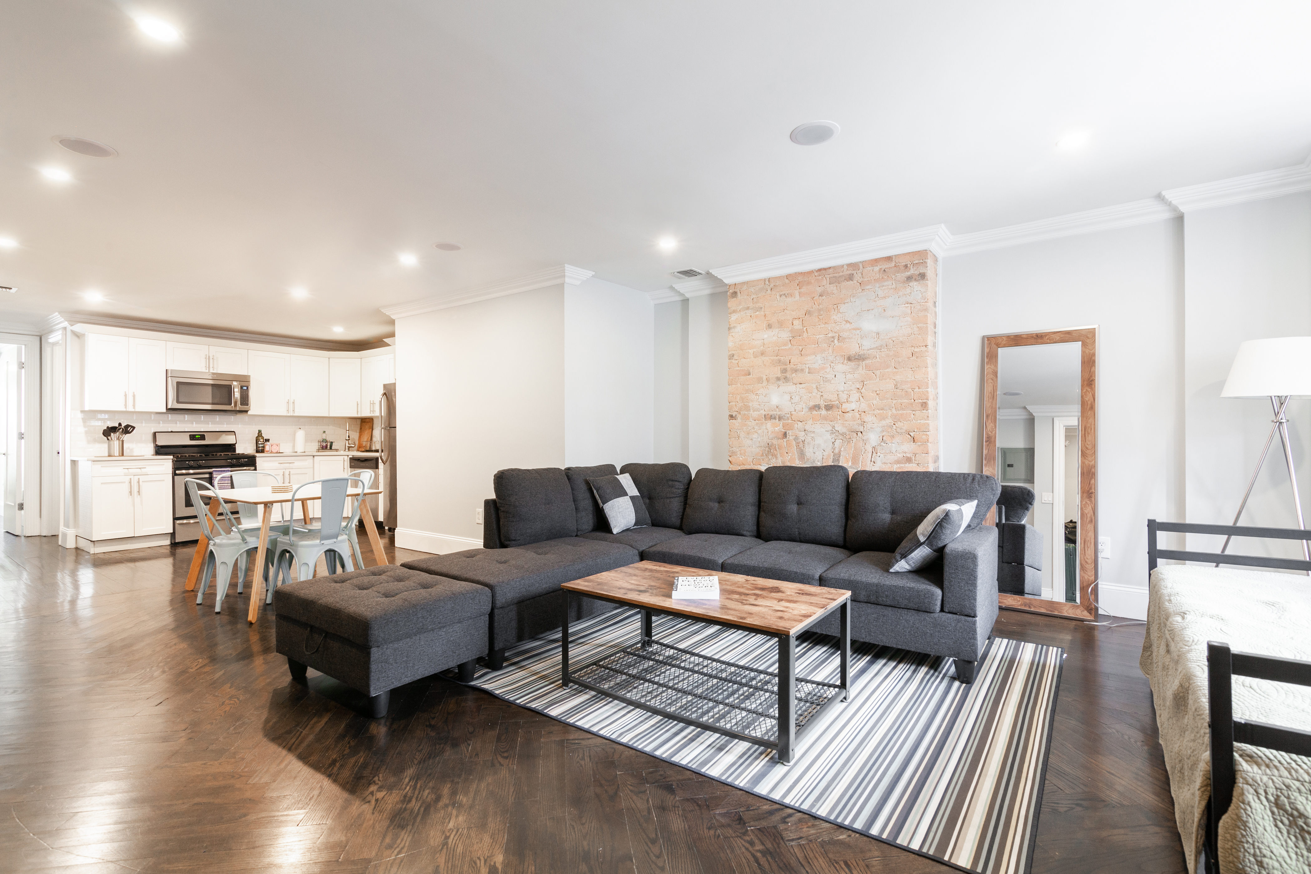 System.Collections.Generic.List`1[BluePillow.Application.SearchEngine.Dto.PhotoDto]?.ElementAt(0)?.Caption