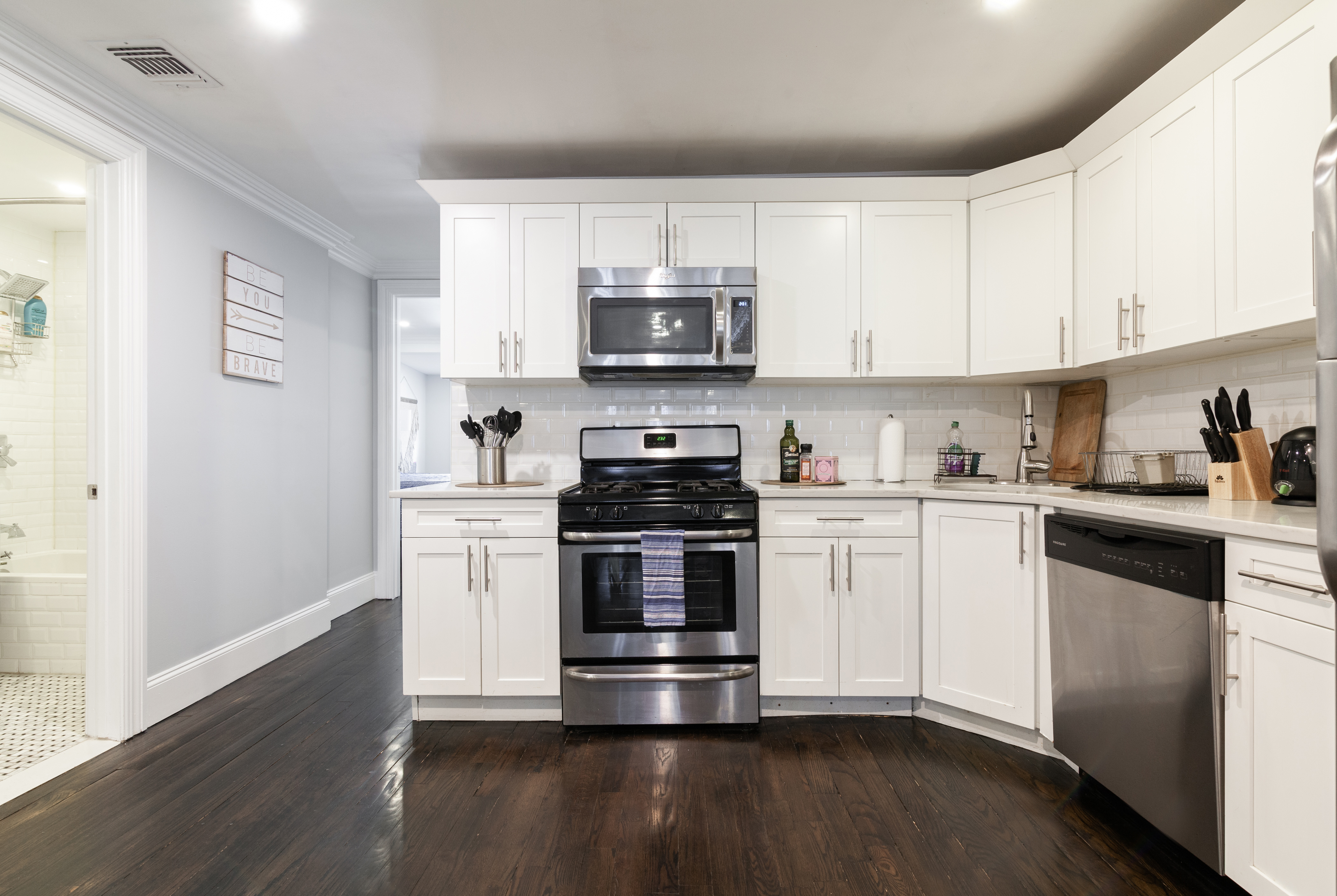 System.Collections.Generic.List`1[BluePillow.Application.SearchEngine.Dto.PhotoDto]?.ElementAt(3)?.Caption