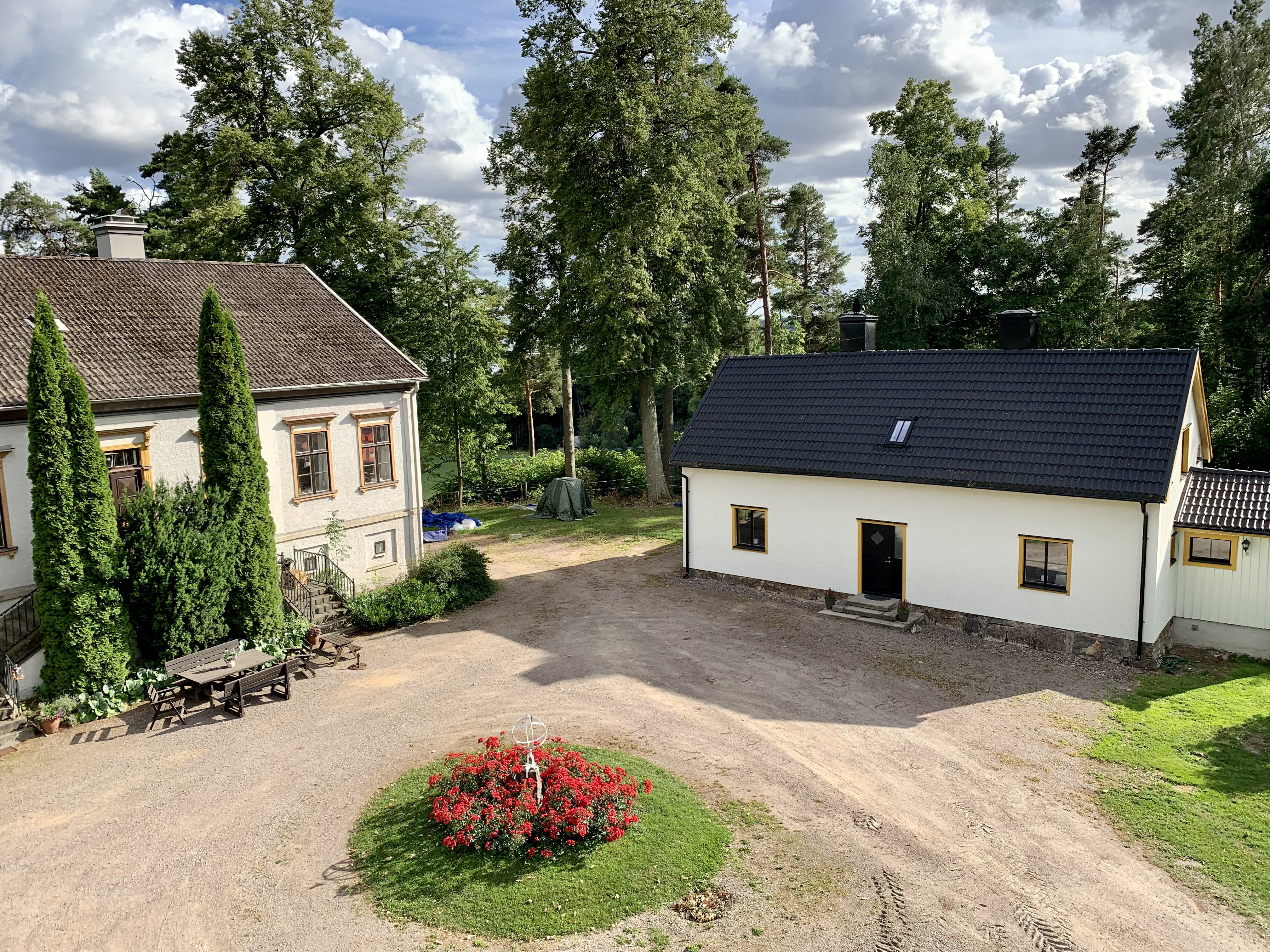 System.Collections.Generic.List`1[BluePillow.Application.SearchEngine.Dto.PhotoDto]?.ElementAt(2)?.Caption