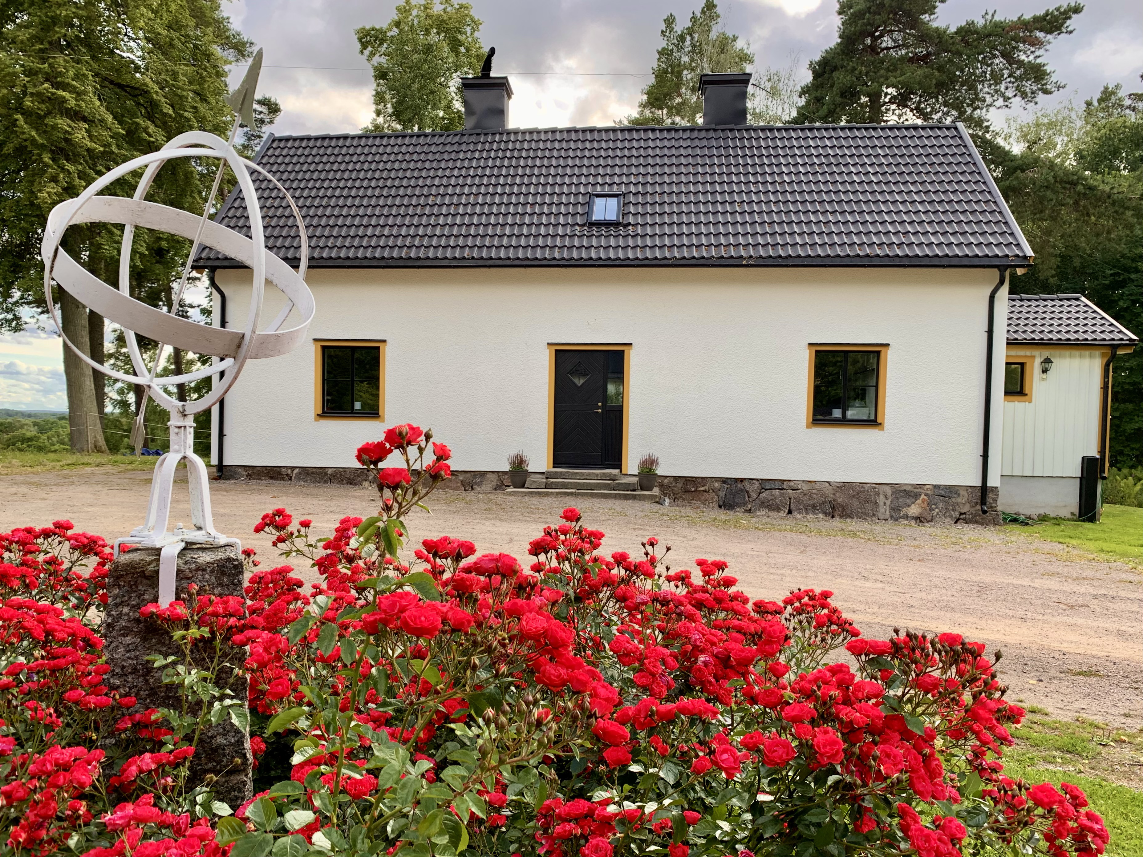 System.Collections.Generic.List`1[BluePillow.Application.SearchEngine.Dto.PhotoDto]?.ElementAt(3)?.Caption