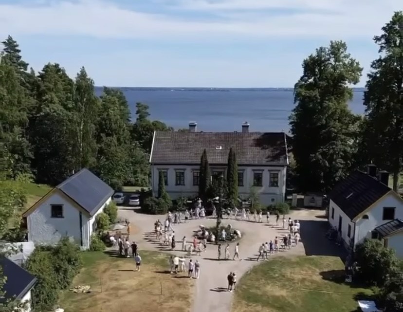 System.Collections.Generic.List`1[BluePillow.Application.SearchEngine.Dto.PhotoDto]?.ElementAt(1)?.Caption