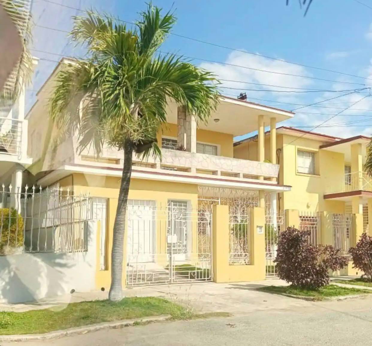 System.Collections.Generic.List`1[BluePillow.Application.SearchEngine.Dto.PhotoDto]?.ElementAt(0)?.Caption