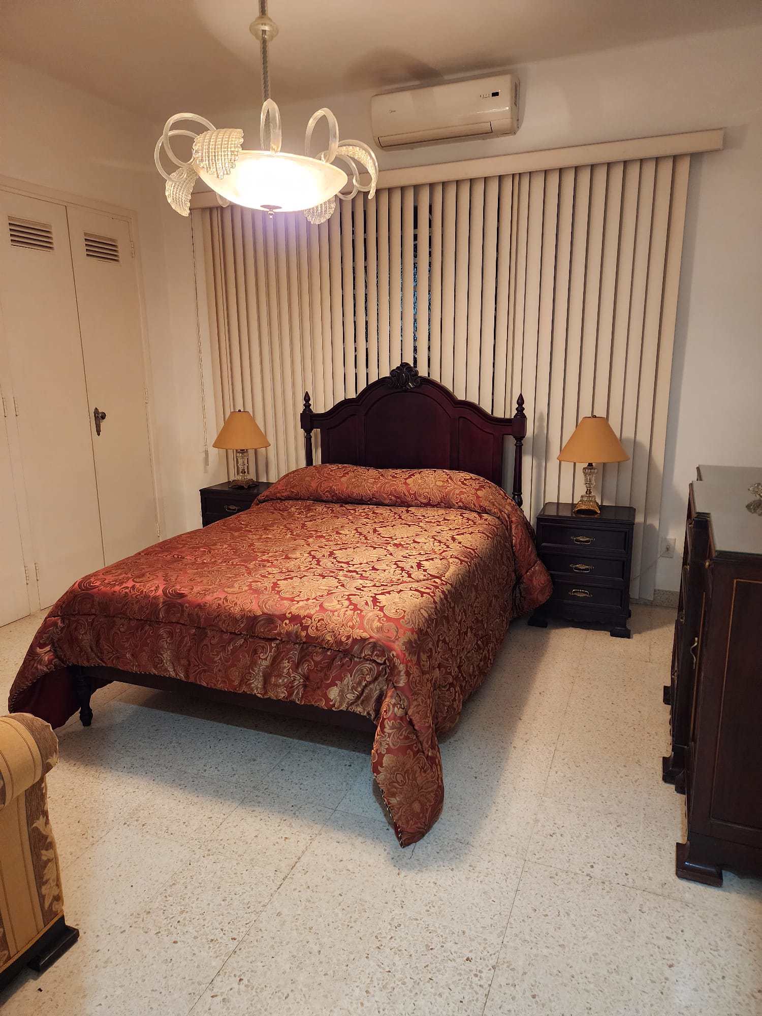 System.Collections.Generic.List`1[BluePillow.Application.SearchEngine.Dto.PhotoDto]?.ElementAt(2)?.Caption